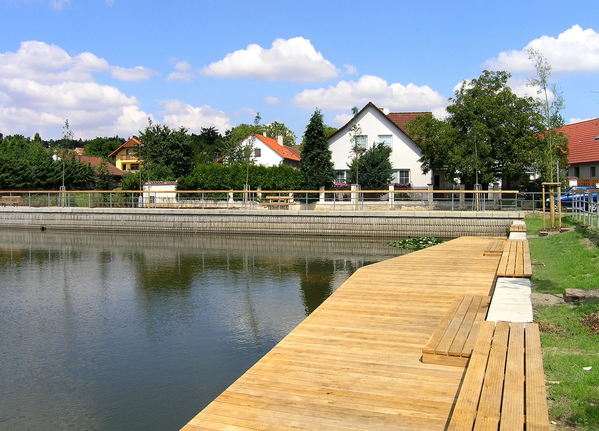 Photo showing: Common pond in Braškov, Czech Republic, with a lido