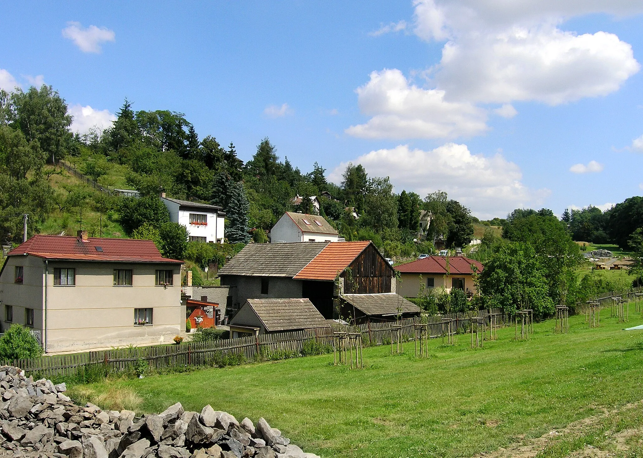 Photo showing: Dolní Bezděkov, part od Bratronice village, Czech Republic
