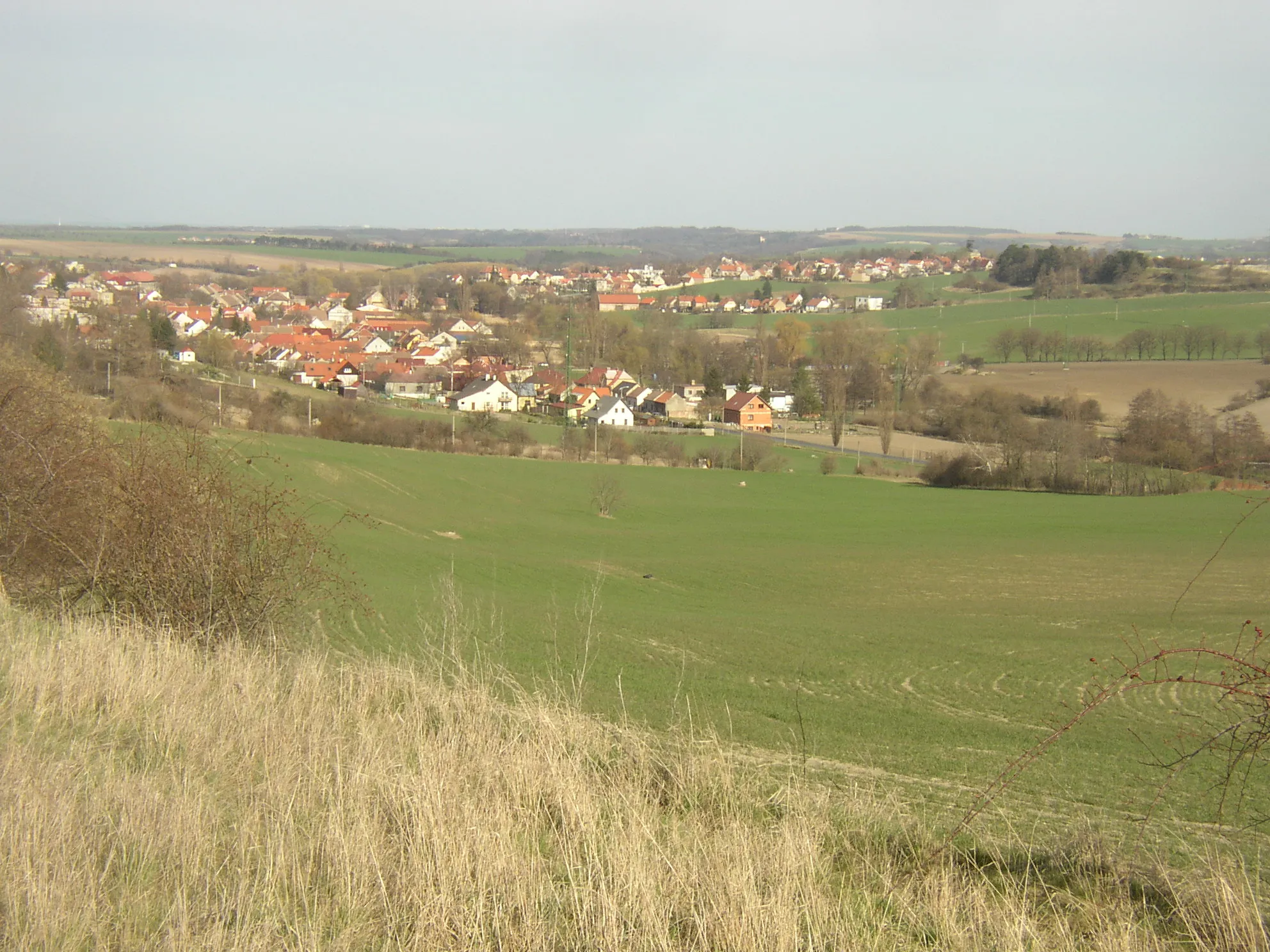 Photo showing: Village of Brandýsek, Kladno District, Czech Republic as seen from the west, from village of Theodor.