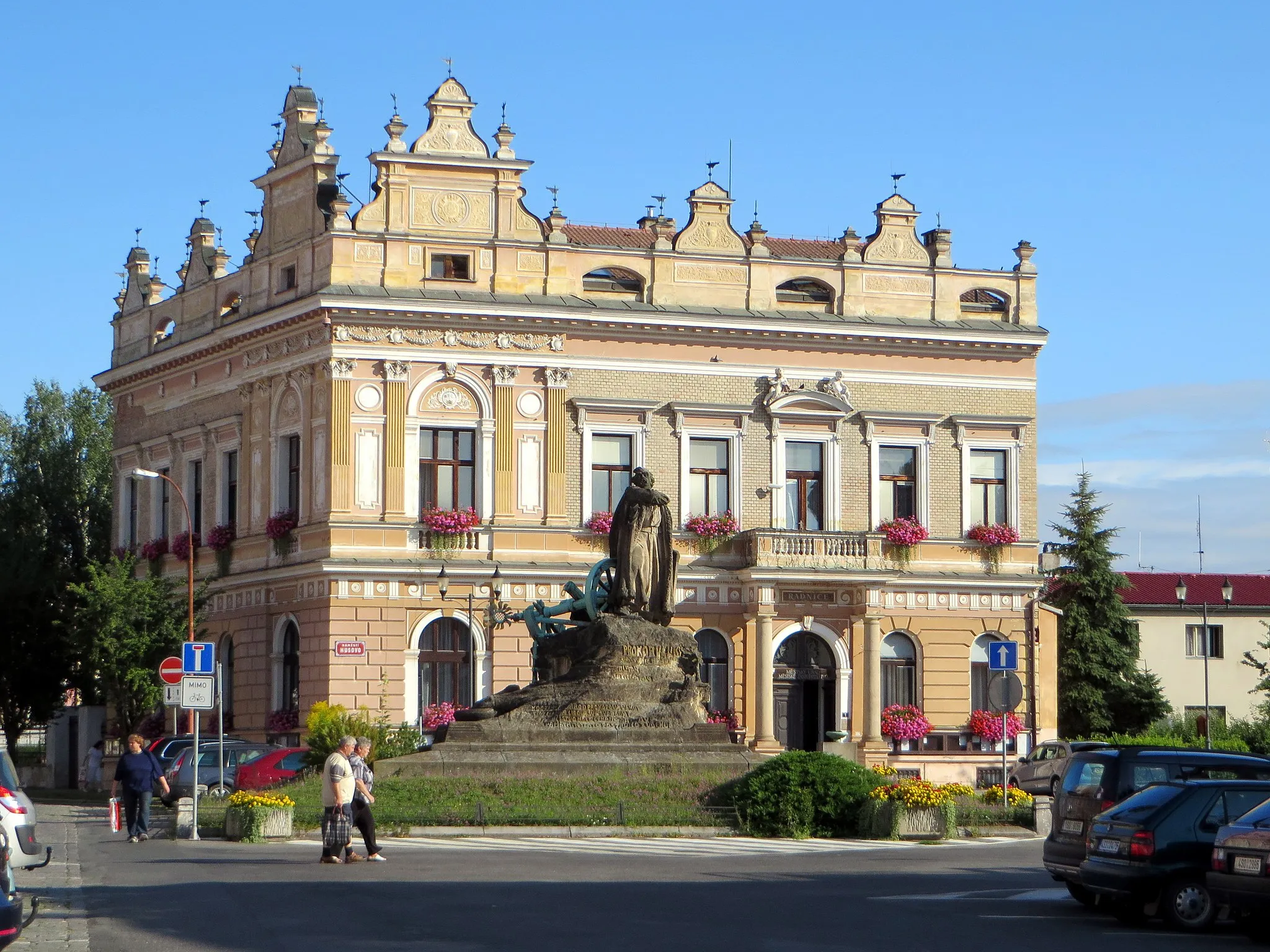 Photo showing: Městský úřad a pomník Prokopa Holého, náměstí Husovo č.p. 70.