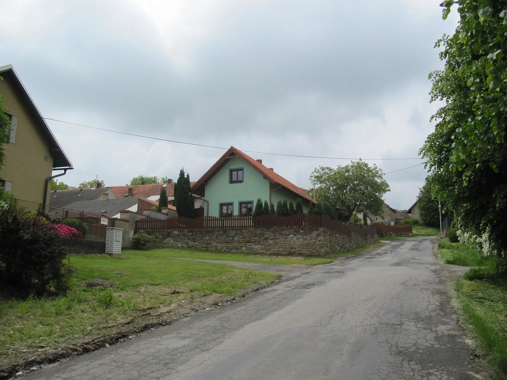Photo showing: Zásmuky, Kolín District, Czech Republic, part Sobočice. Street towards Vavřinec.