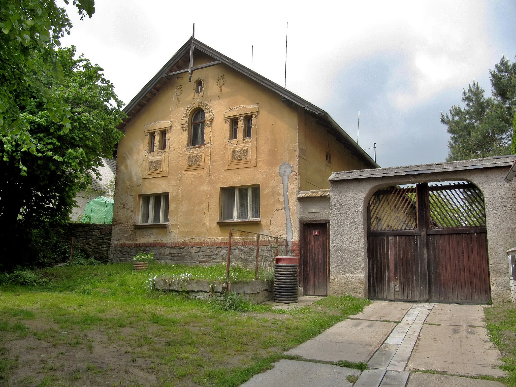 Photo showing: Zásmuky, Kolín District, Czech Republic, part Sobočice. House Nr. 3 on the village green.