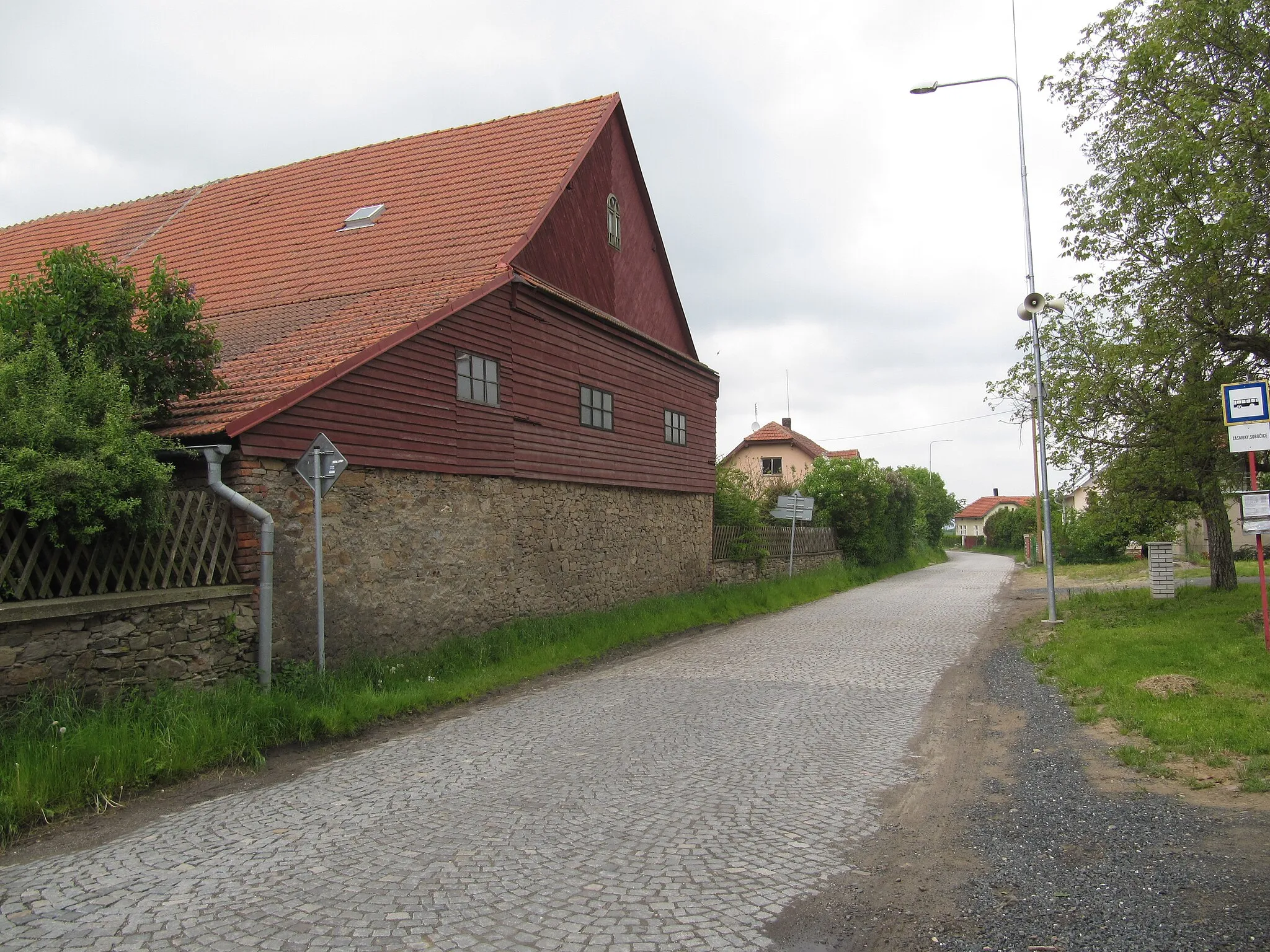Photo showing: Zásmuky, Kolín District, Czech Republic, part Sobočice. Street towards Zásmuky, house Nr. 1.