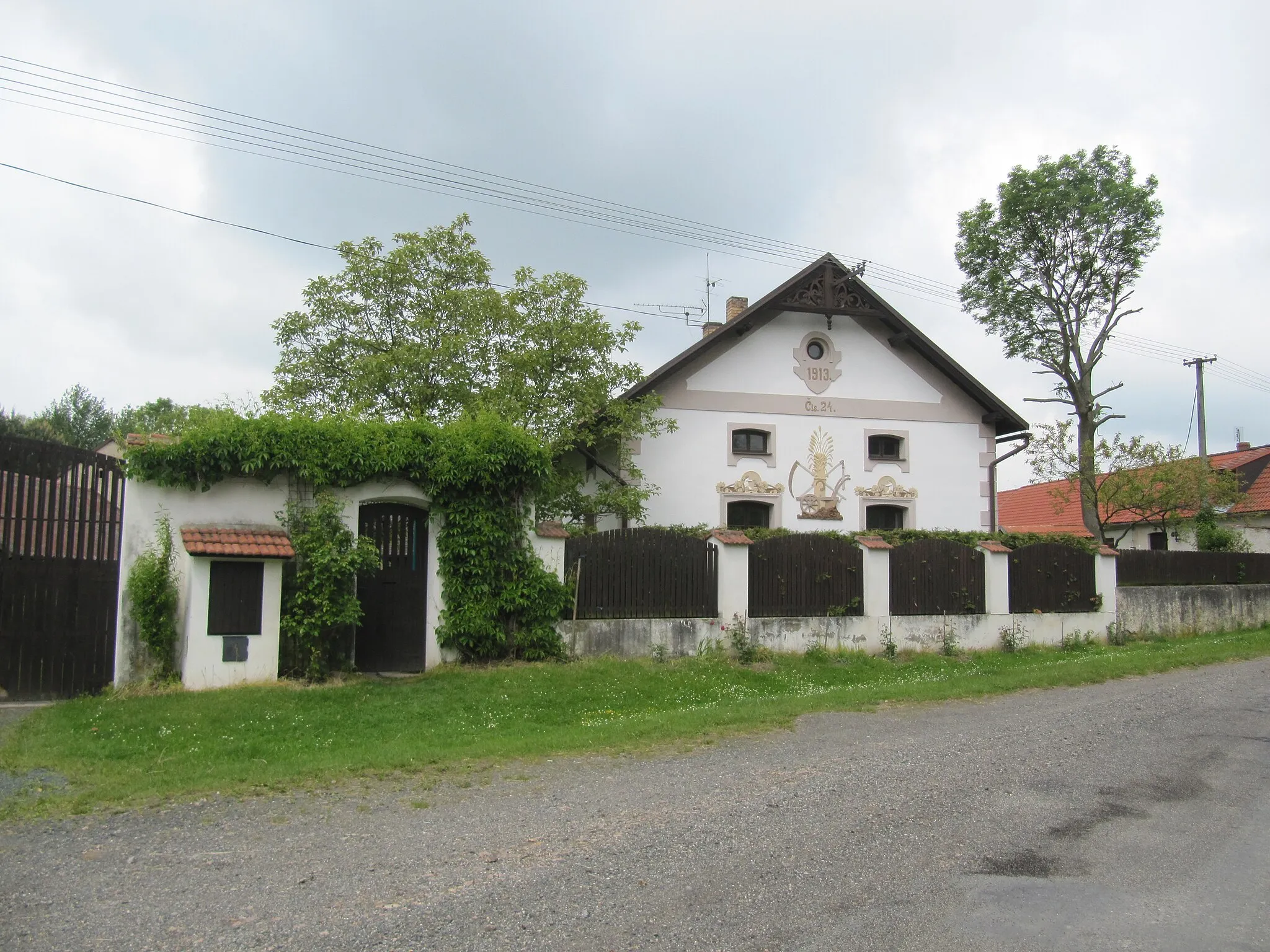 Photo showing: Zásmuky, Kolín District, Czech Republic, part Nesměň. House No. 24 with a decorative gable, dated 1913.