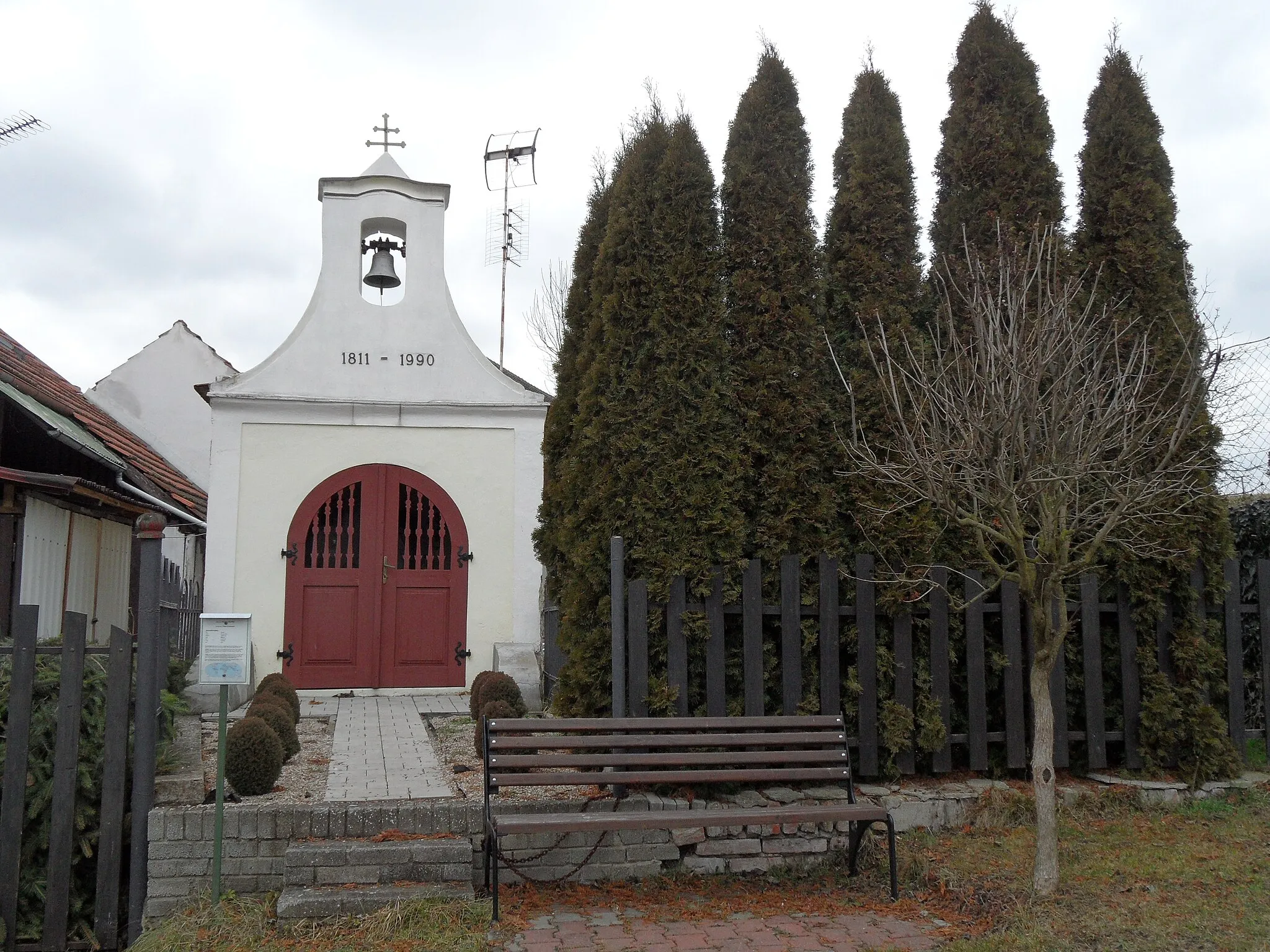 Photo showing: Zalešany C. Small Chaple and Thuja occidentalis, Kolín District, the Czech Republic.