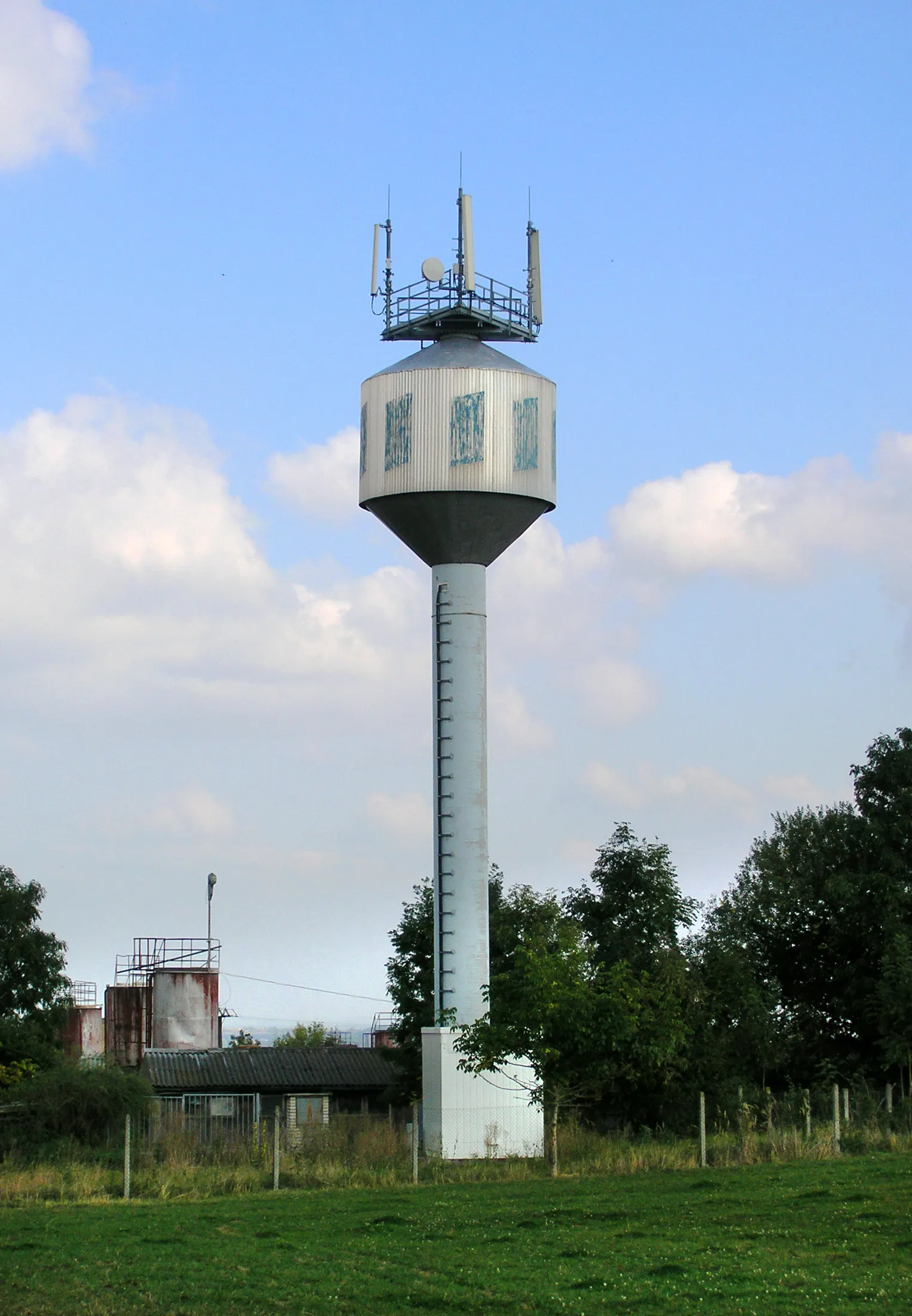 Photo showing: Water tank in the south part of Vrátkov village, Czech Republic