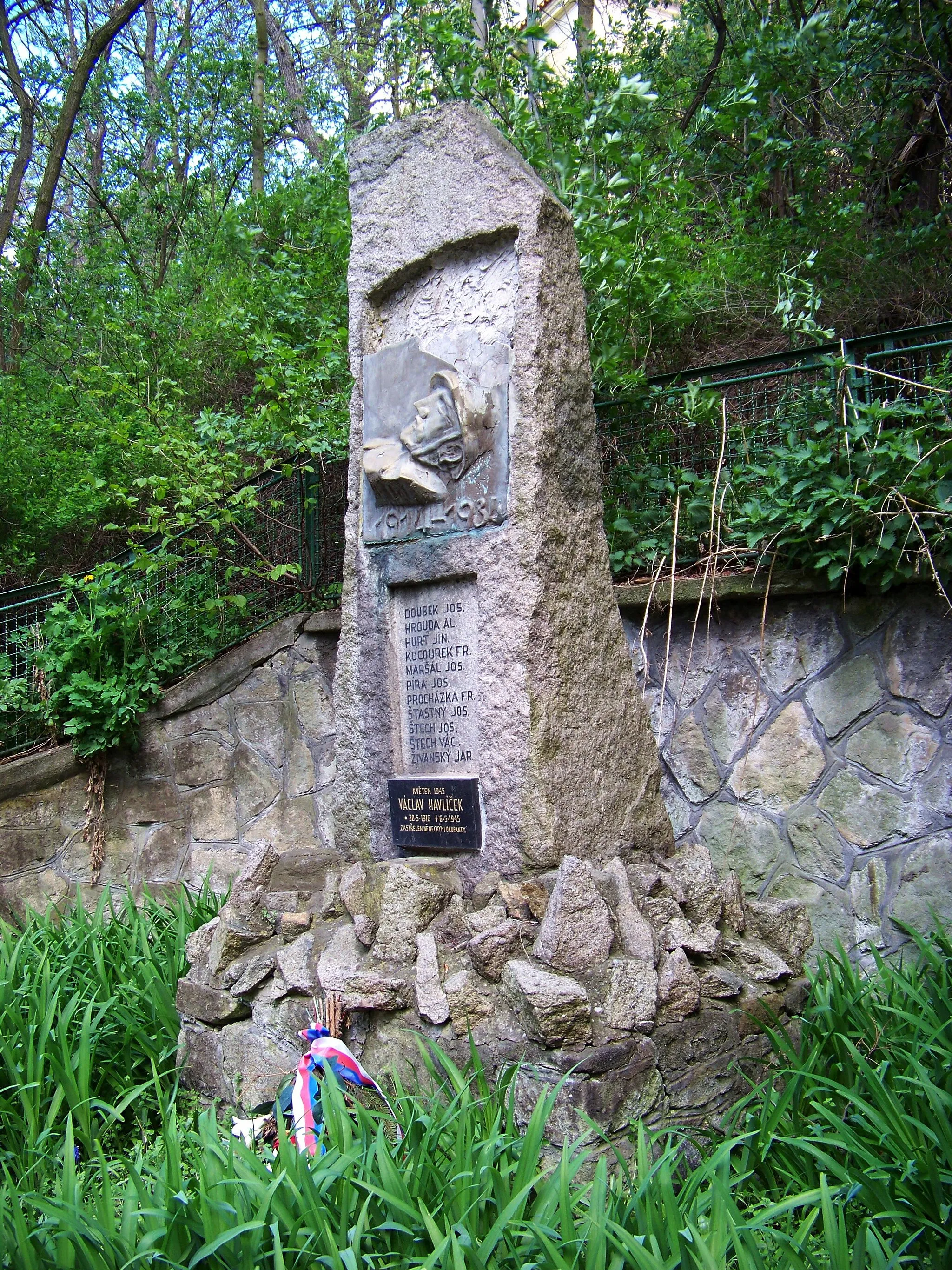 Photo showing: Tuklaty, Kolín District, Central Bohemian Region, Czech Republic. Akátová street, WW memorial.