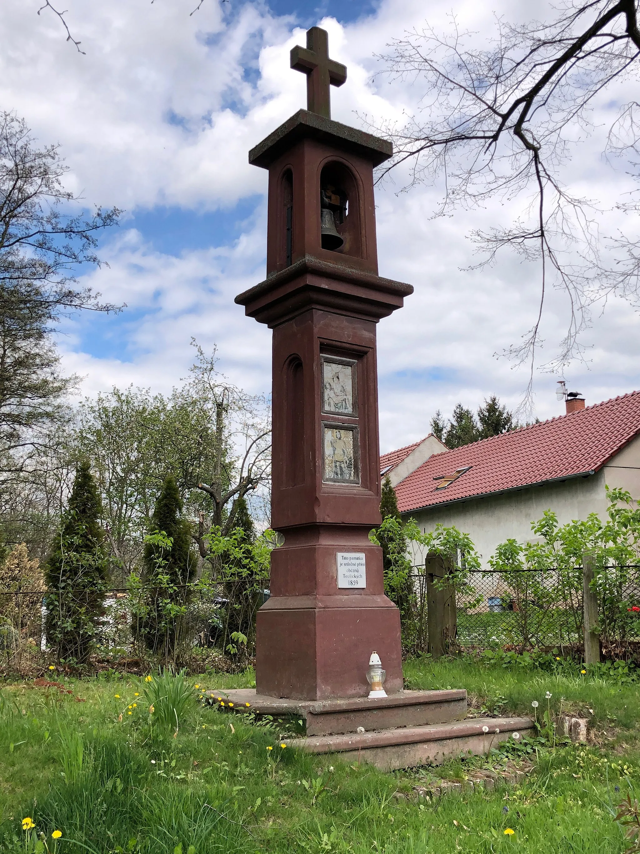 Photo showing: Overview of bell tower in Toušice, Kolín District.