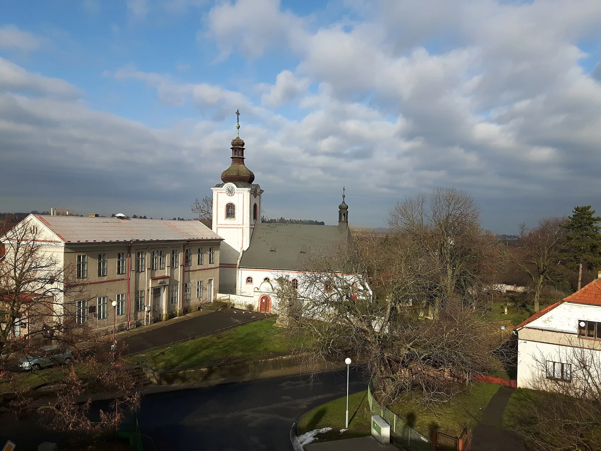 Photo showing: Pohled z OÚ na kostel
