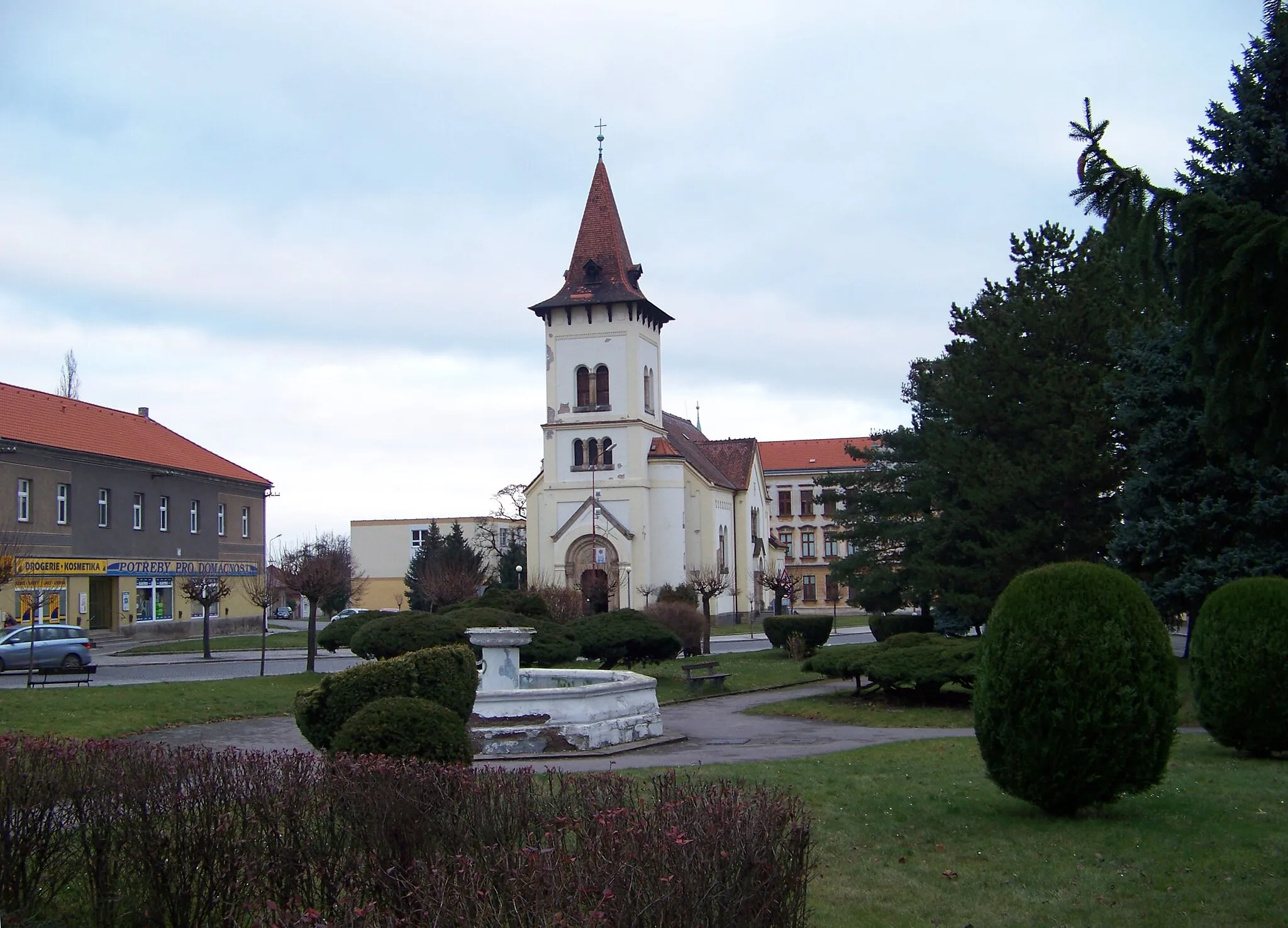 Photo showing: Pečky, Kolín District, Central Bohemian Region, Czech Republic. Masaryk Square, a fountain and Saint Wenceslaus Church.