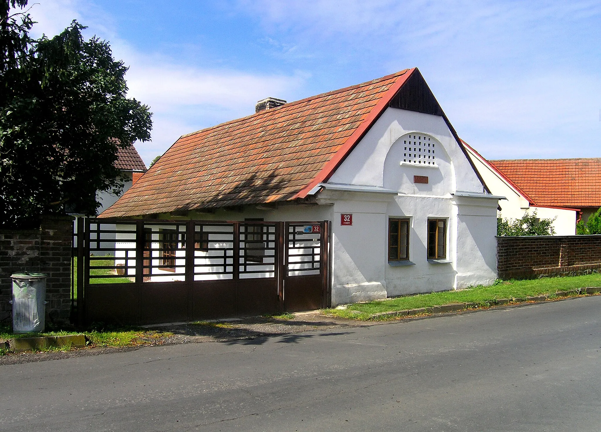 Photo showing: Old house in Němčice, Czech Republic