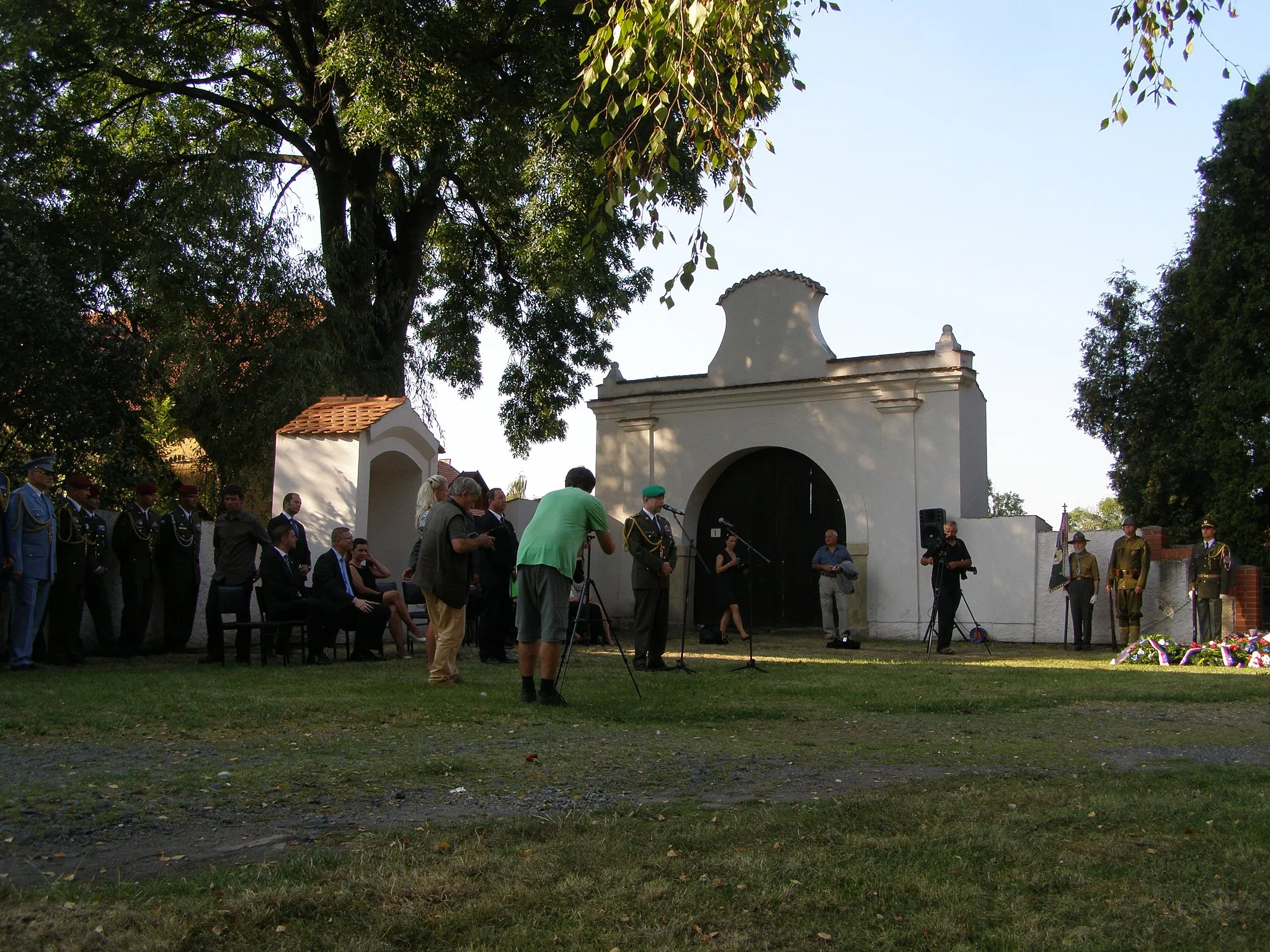 Photo showing: Lošany č.p. 1 u Kolína, rodový statek Mašínů, kaplička a barokní brána z 18. století po renovaci, kterou financovala Zdena Mašínová v roce 2012. Snímek z pietního kladení věnců u památníku místa narození generála Josefa Mašína. Lošany dne 12. září 2016 u příležitosti 120. výročí narození Josefa Mašína.