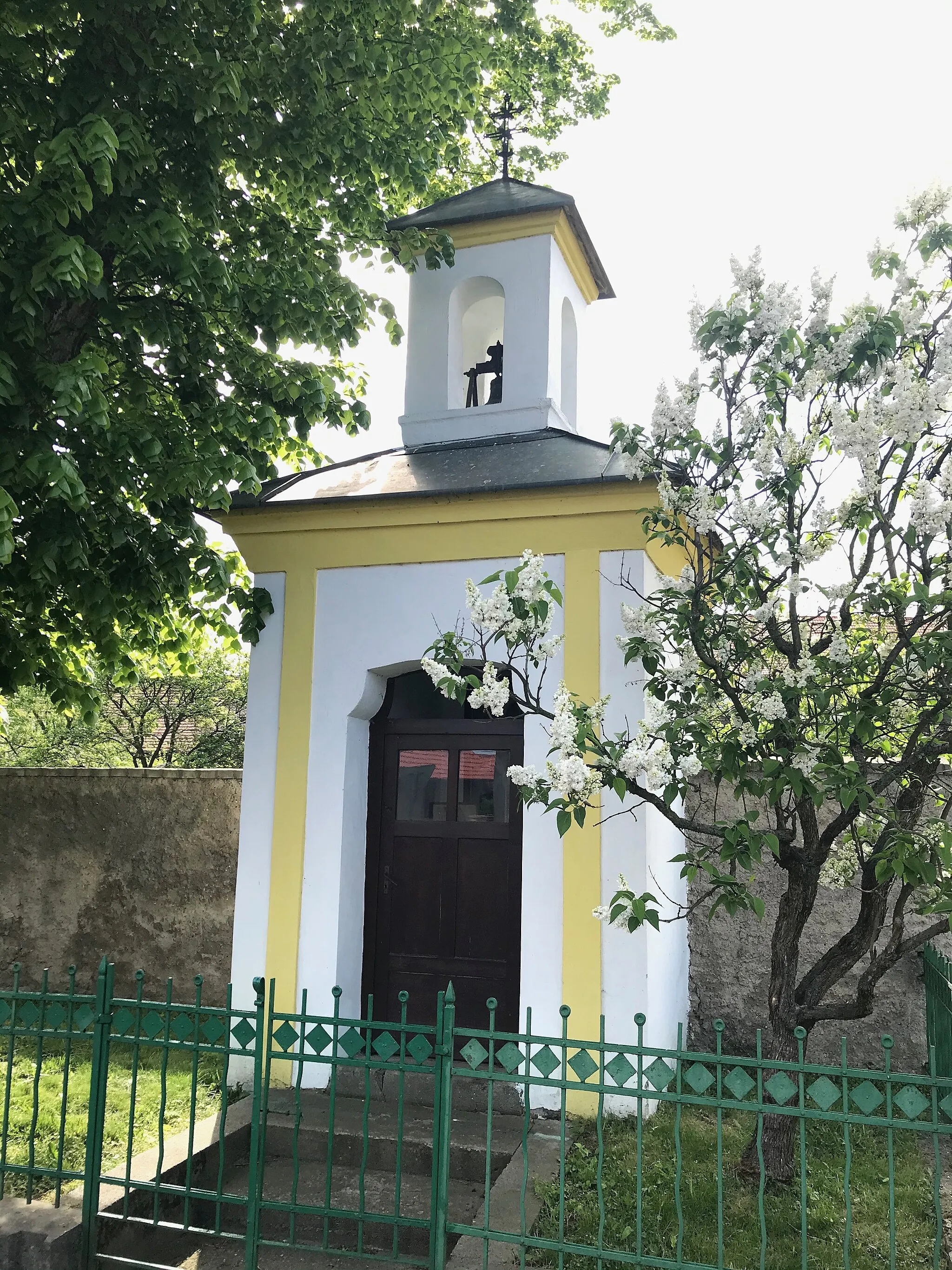 Photo showing: Overview of chapel in Kořenice, Kolín District.