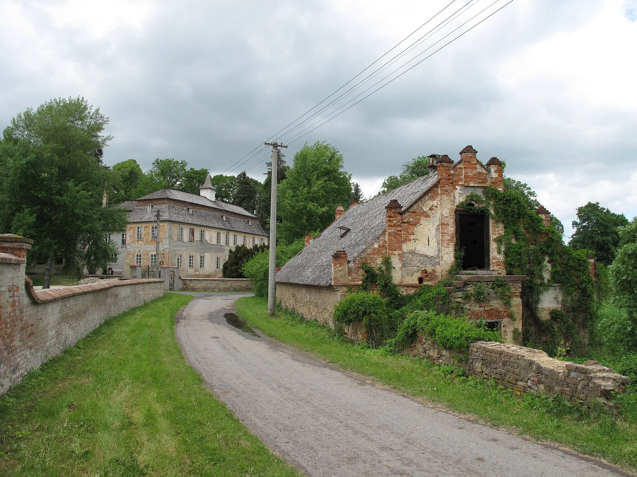 Photo showing: Road to palace in Molitorov village, Kolín District, Czech Republic.