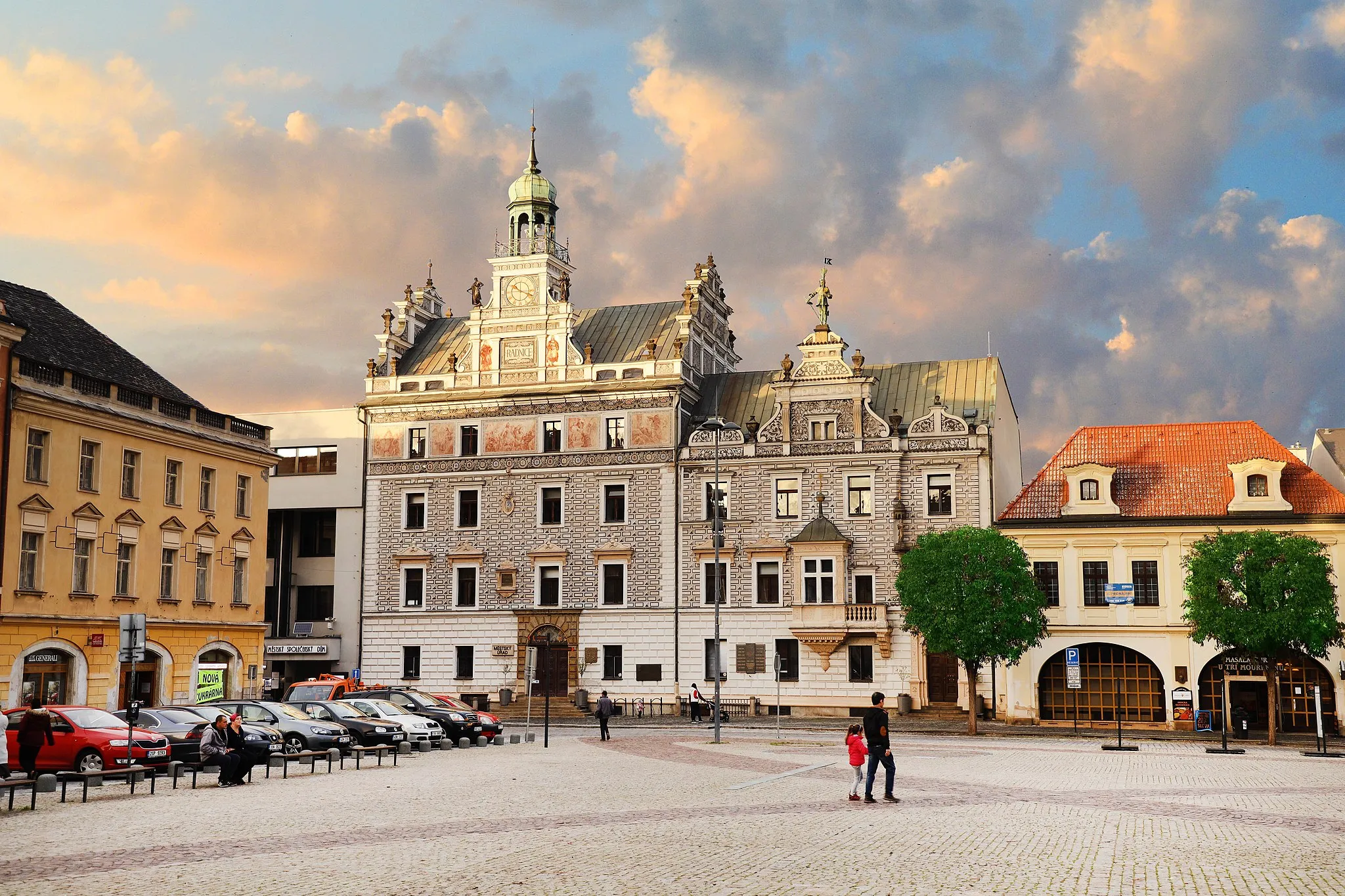 Photo showing: A view of the Kolín town hall and part of the square from the south side