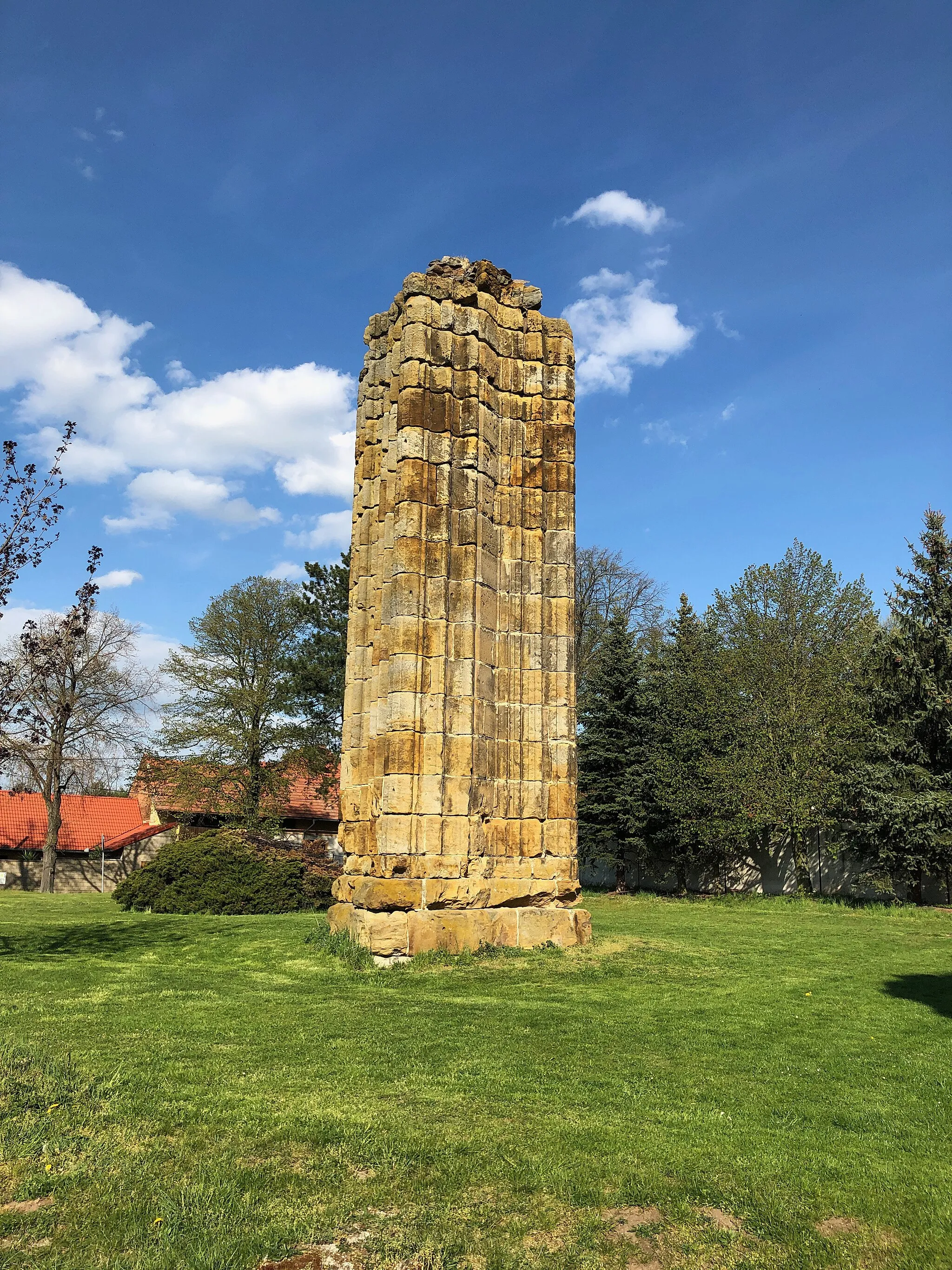 Photo showing: Overview of ruins of monastery in Klášterní Skalice, Kolín District.