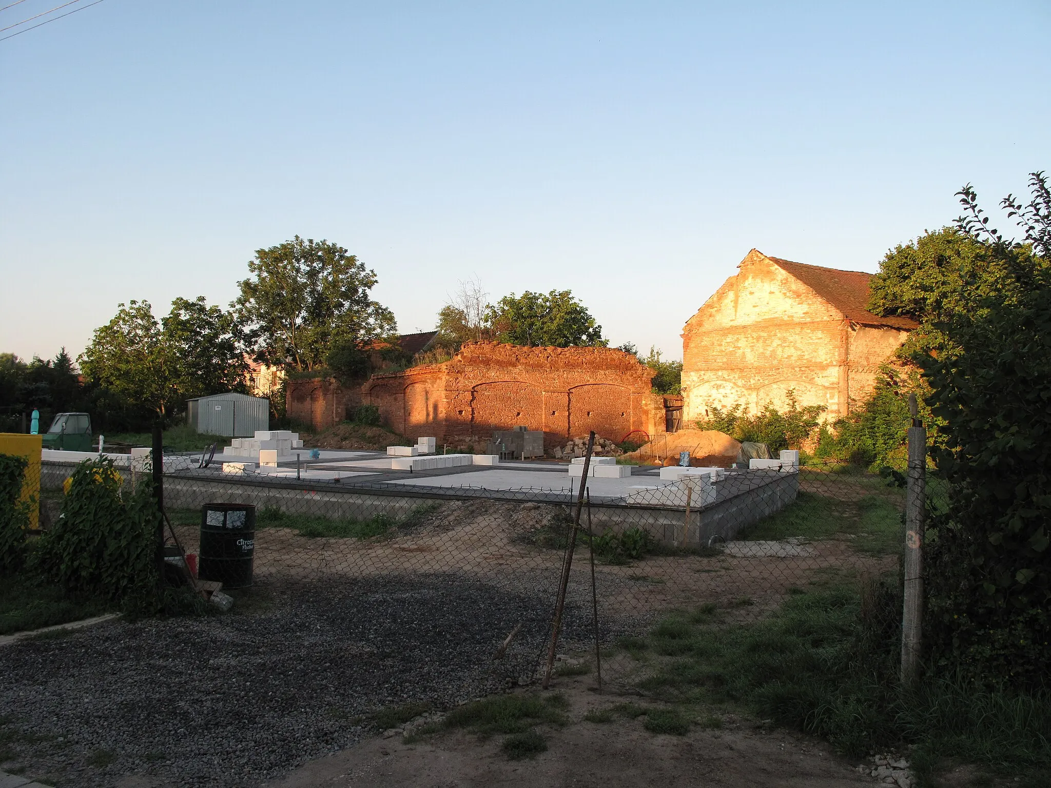 Photo showing: Building a house in Klučov village, Kolín District, Czech Republic.