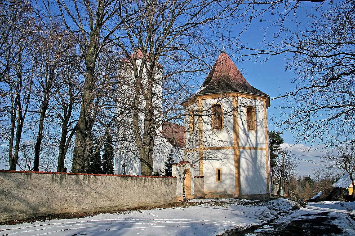Photo showing: Kostel Nanebevzetí Panny Marie se zvonicí v obci Kbel v okrese Kolín
autor: Prazak

date: 27. 2. 2006