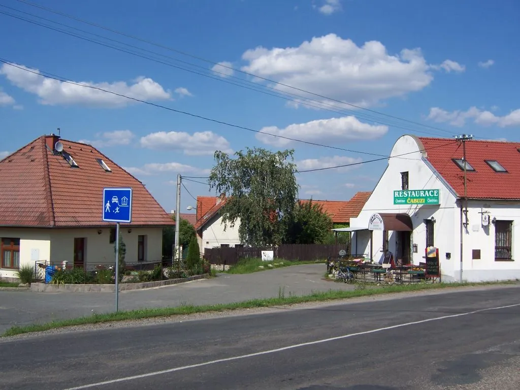 Photo showing: Doubravčice, village square - restaurant