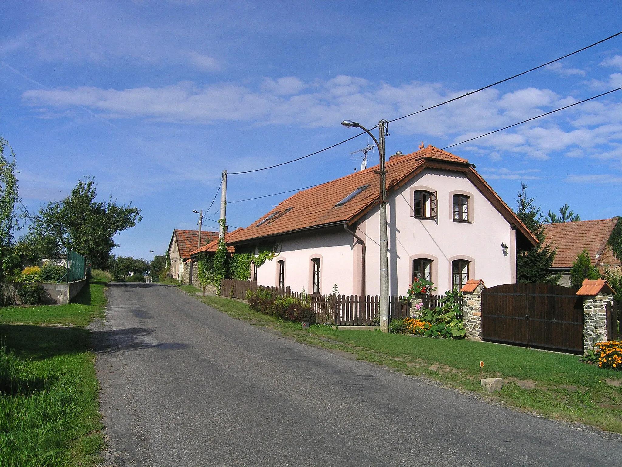 Photo showing: West part of Mančice, part of Dolní Chvatliny village, Czech Republic