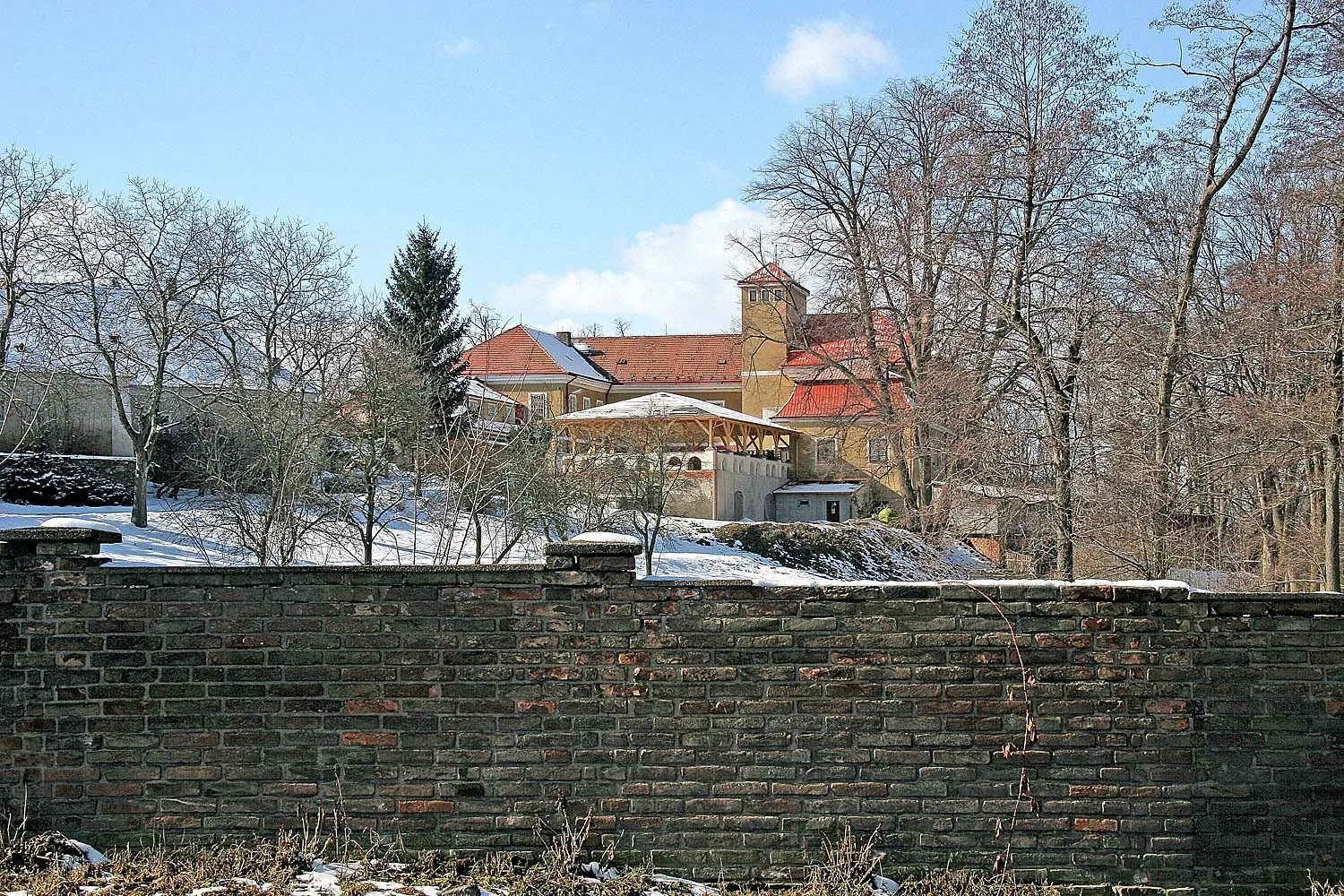 Photo showing: Zámek ve vsi Červený Hrádek (část obce Bečváry), Kolín district
autor: Prazak

date: 27. 2. 2006