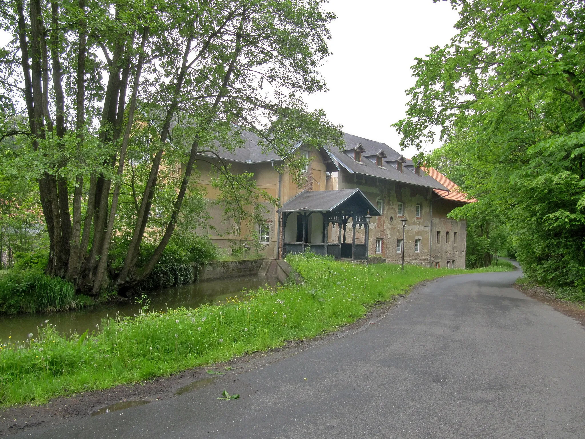 Photo showing: Barchovice, Kolín District, Czech Republic, part Hryzely. Water mill Davídkov in the valley of the river Výrovka, resort and training center.