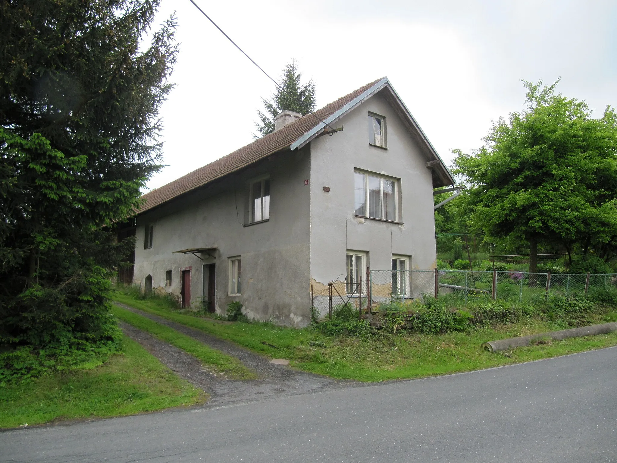 Photo showing: Barchovice, Kolín District, Czech Republic, part Hryzely. House Nr. 27 on the village green.