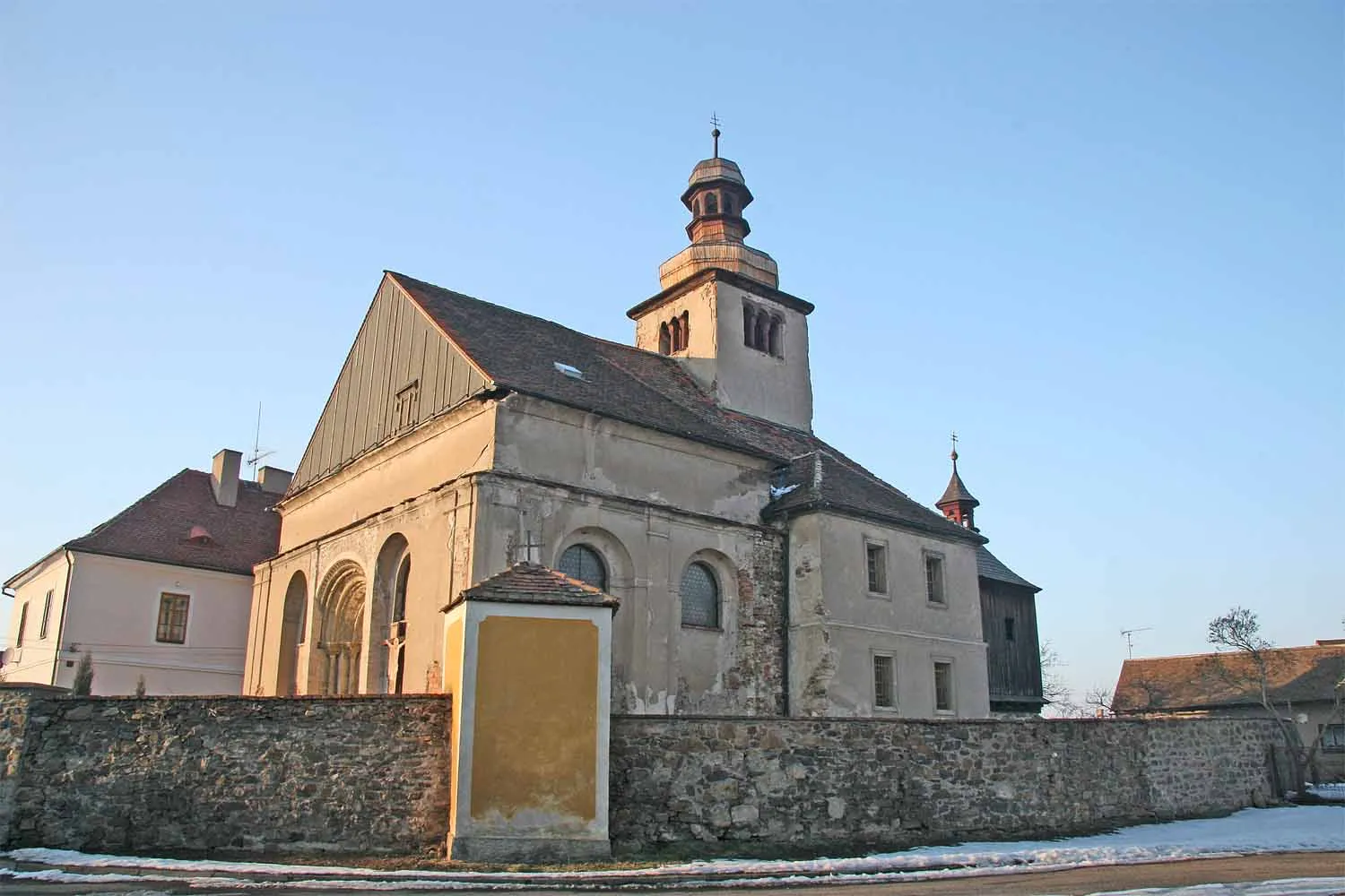 Photo showing: Romanesque church of St Procopius in Záboří nad Labem