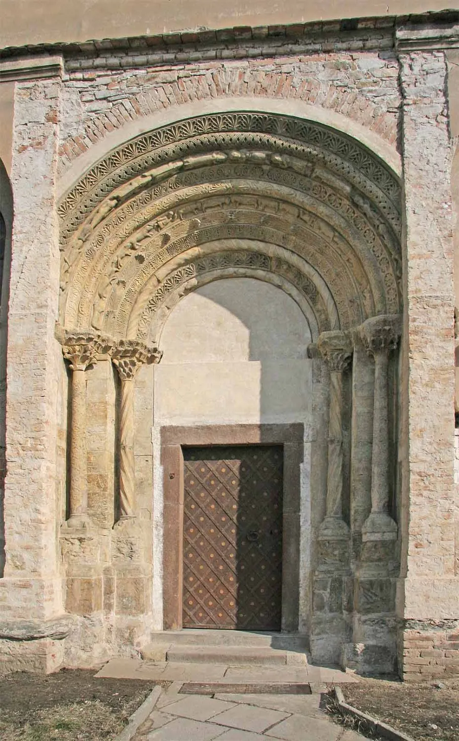 Photo showing: Románský portál kostela Sv. Prokopa v Záboří nad Labem