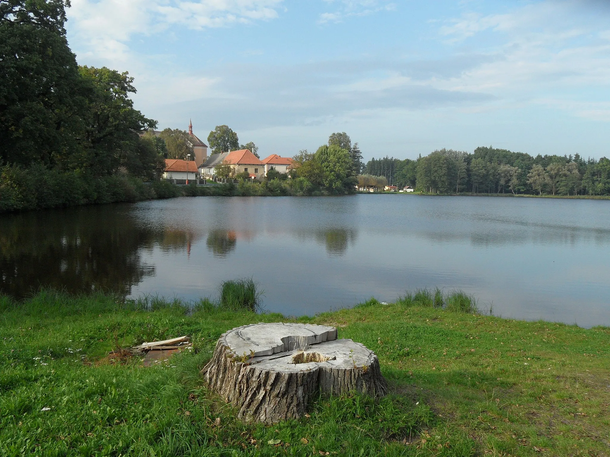 Photo showing: Zbýšov: Zbýšovský Pond A. View from "South Beach" in Direction to Dam and Church, Kutná Hora District, the Czech Republic.