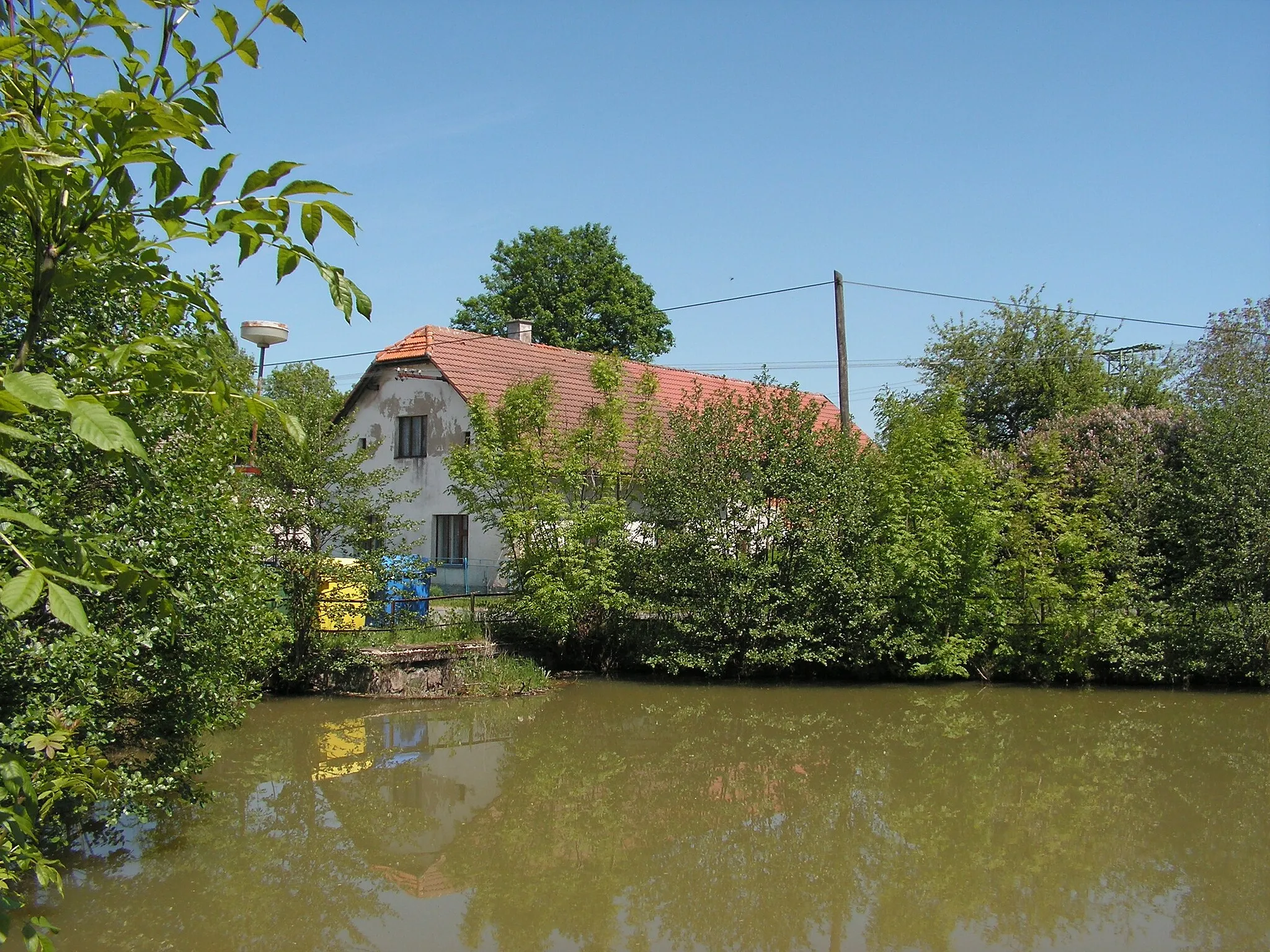 Photo showing: Malý návesní rybník v Krchlebské Lhotě v okrese Kutná Hora.