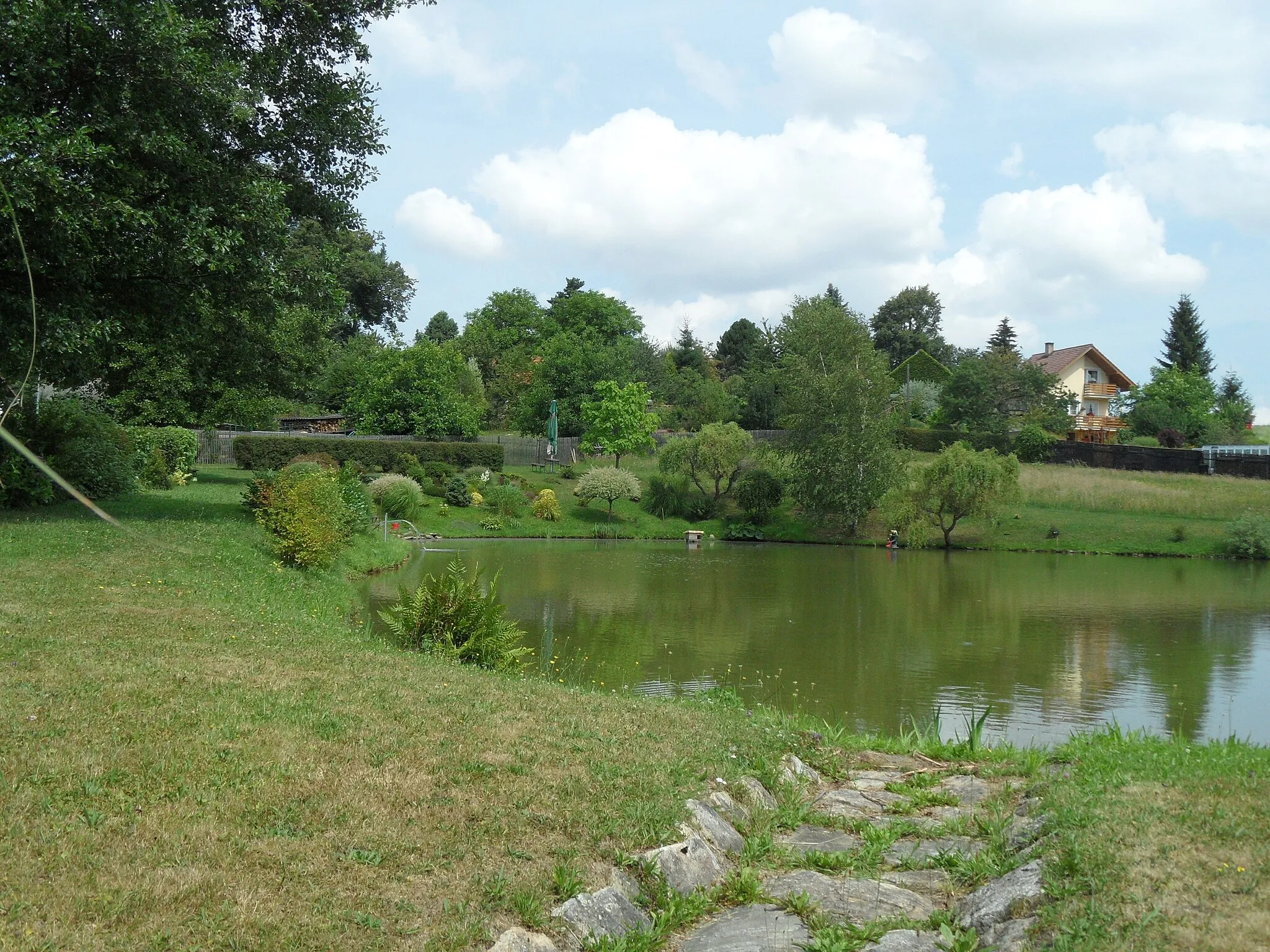 Photo showing: Velká Skalice (Zbraslavice) F. Pond NortEast from Road, Houses in Background, Kutná Hora District, the Czech Republic.
