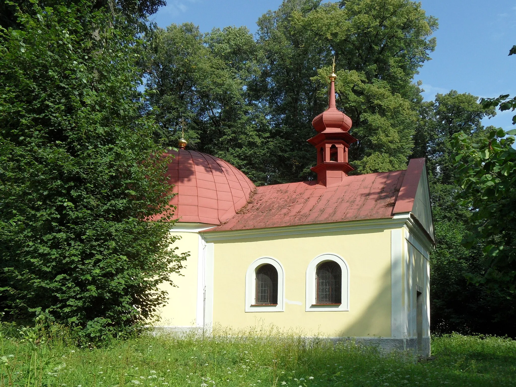 Photo showing: Roztěž: Chapel of Virgin Mary: View from West, Kutná Hora District, the Czech Republic.