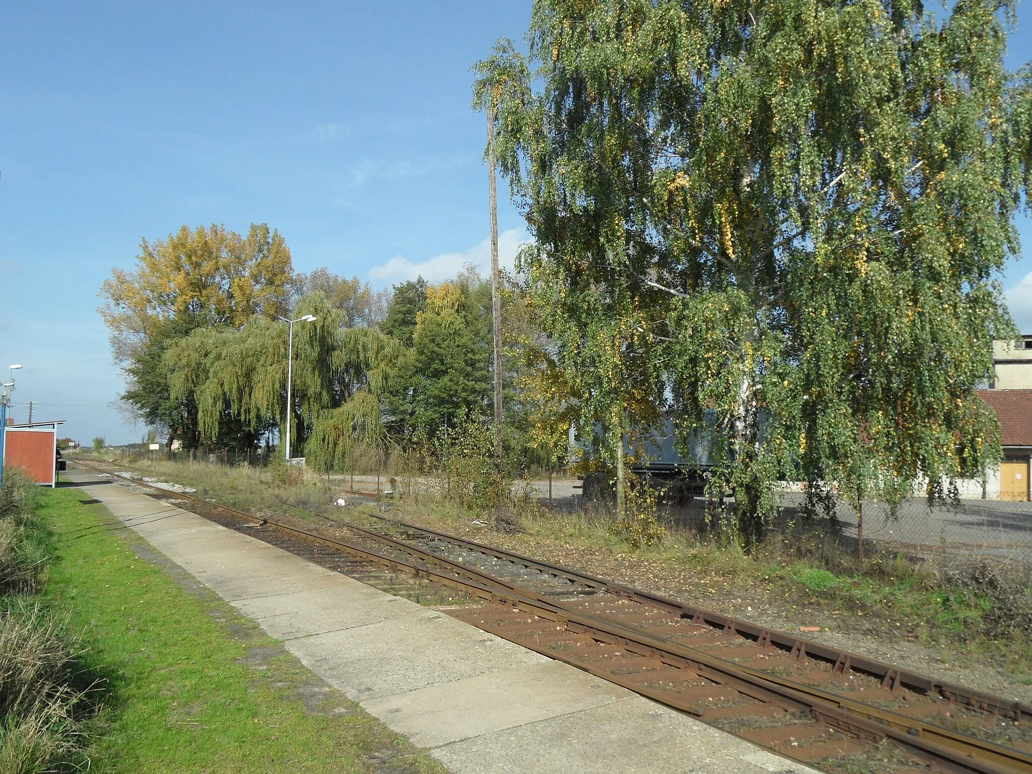 Photo showing: Chmeliště A. Railway Station Chmeliště (Railway line 014 Kolín – Ledečko). Kolín District, the Czech Republic.
