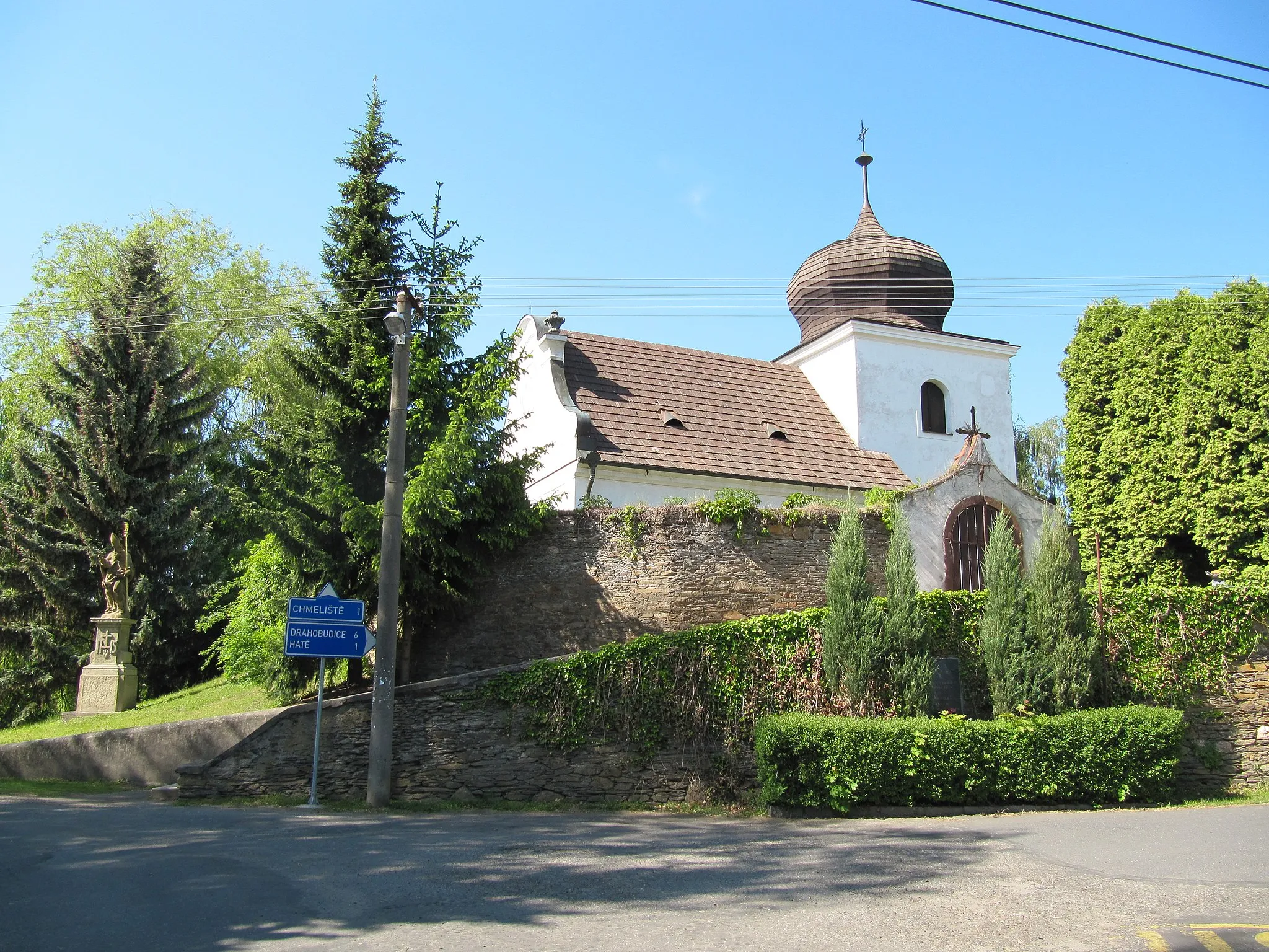 Photo showing: Vavřinec in Kutná Hora District, Czech Republic, part Žíšov. Statue and church of St. Nicolas.