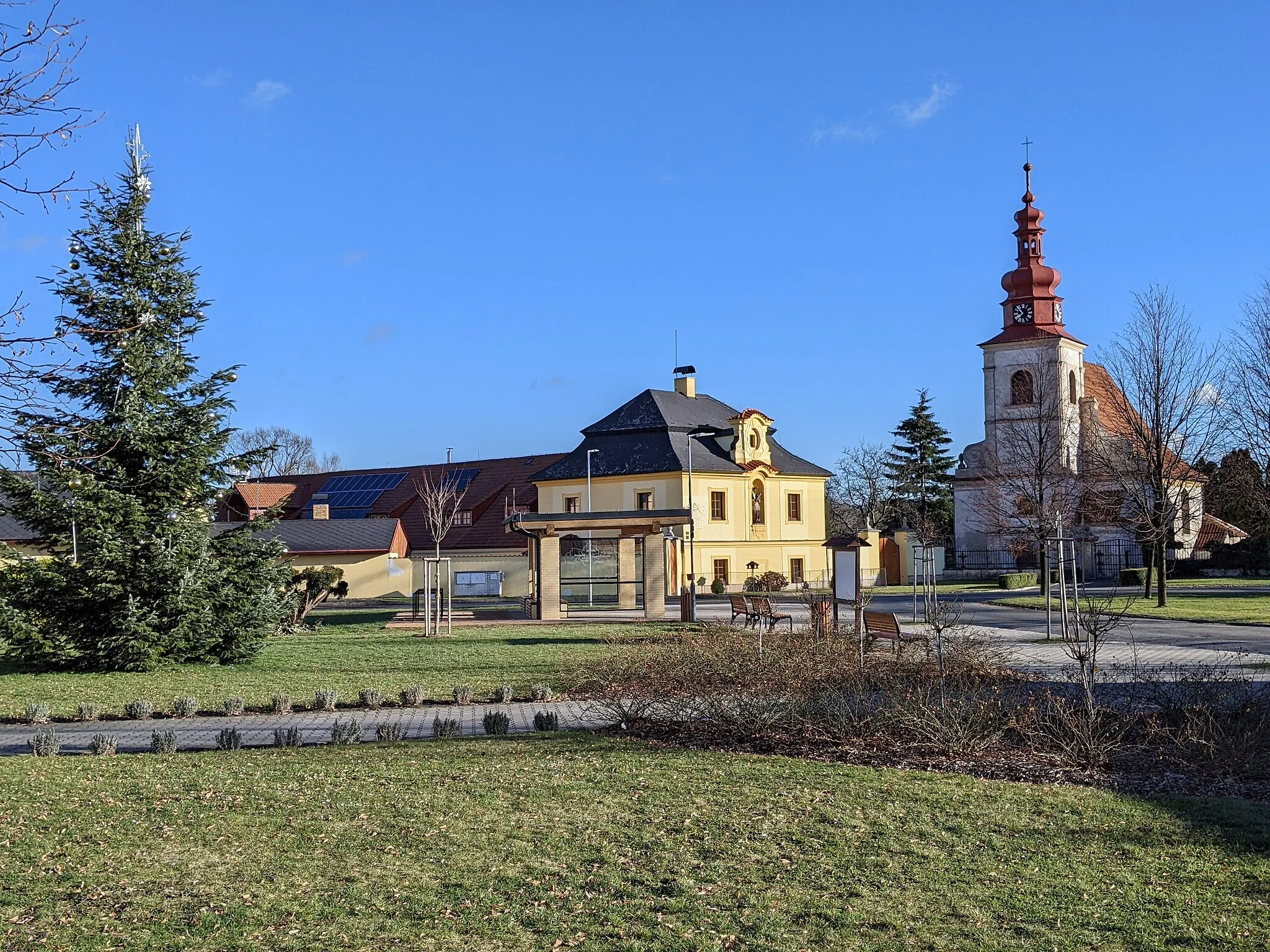Photo showing: Suchdol (u Kutné Hory) - náměstí s kostelem sv. Martkéty (stav leden 2023)