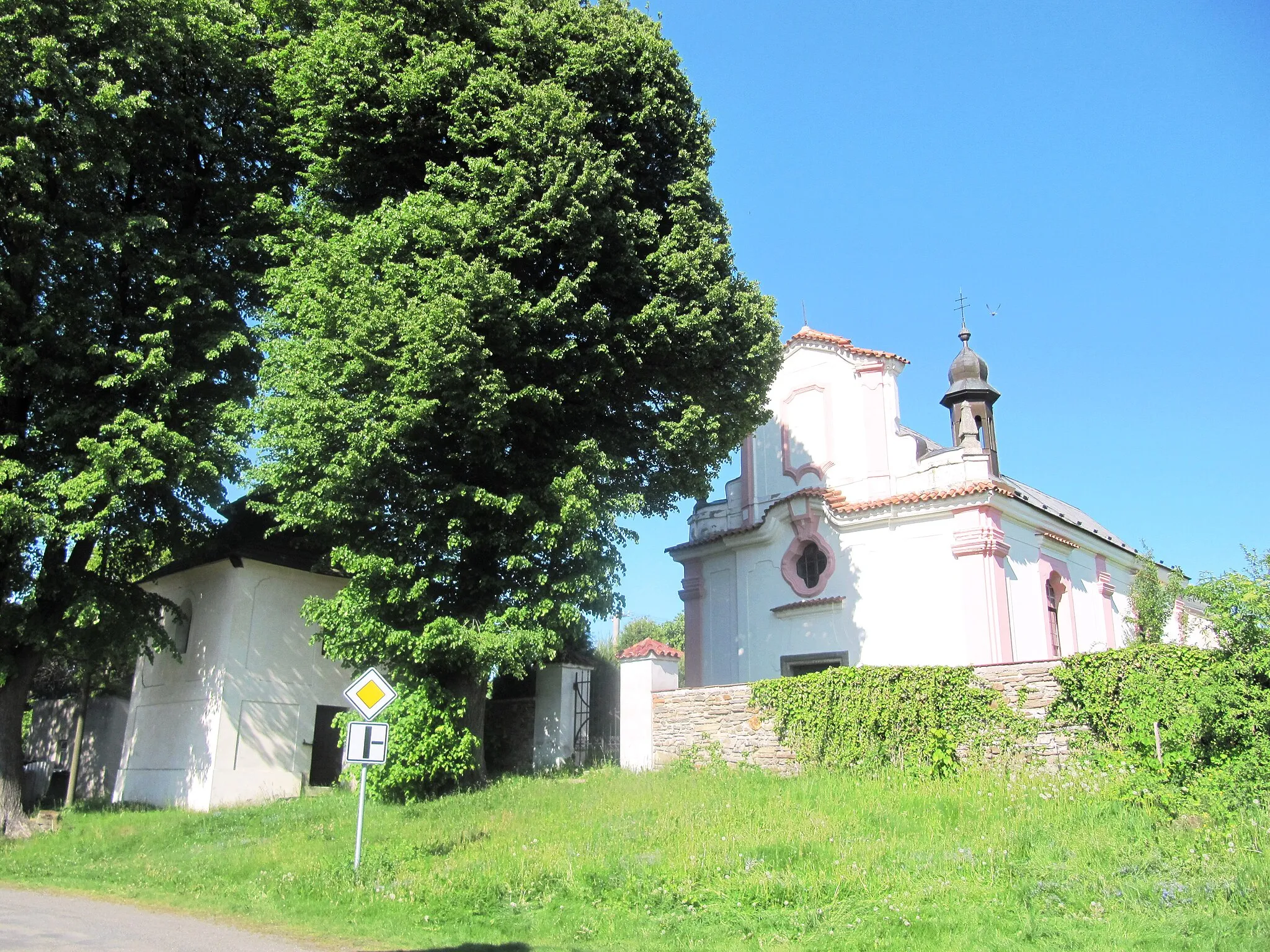 Photo showing: Rašovice in Kutná Hora District, Czech Republic. The Baroque Church of the Assumption of the Virgin Mary with a belfry.