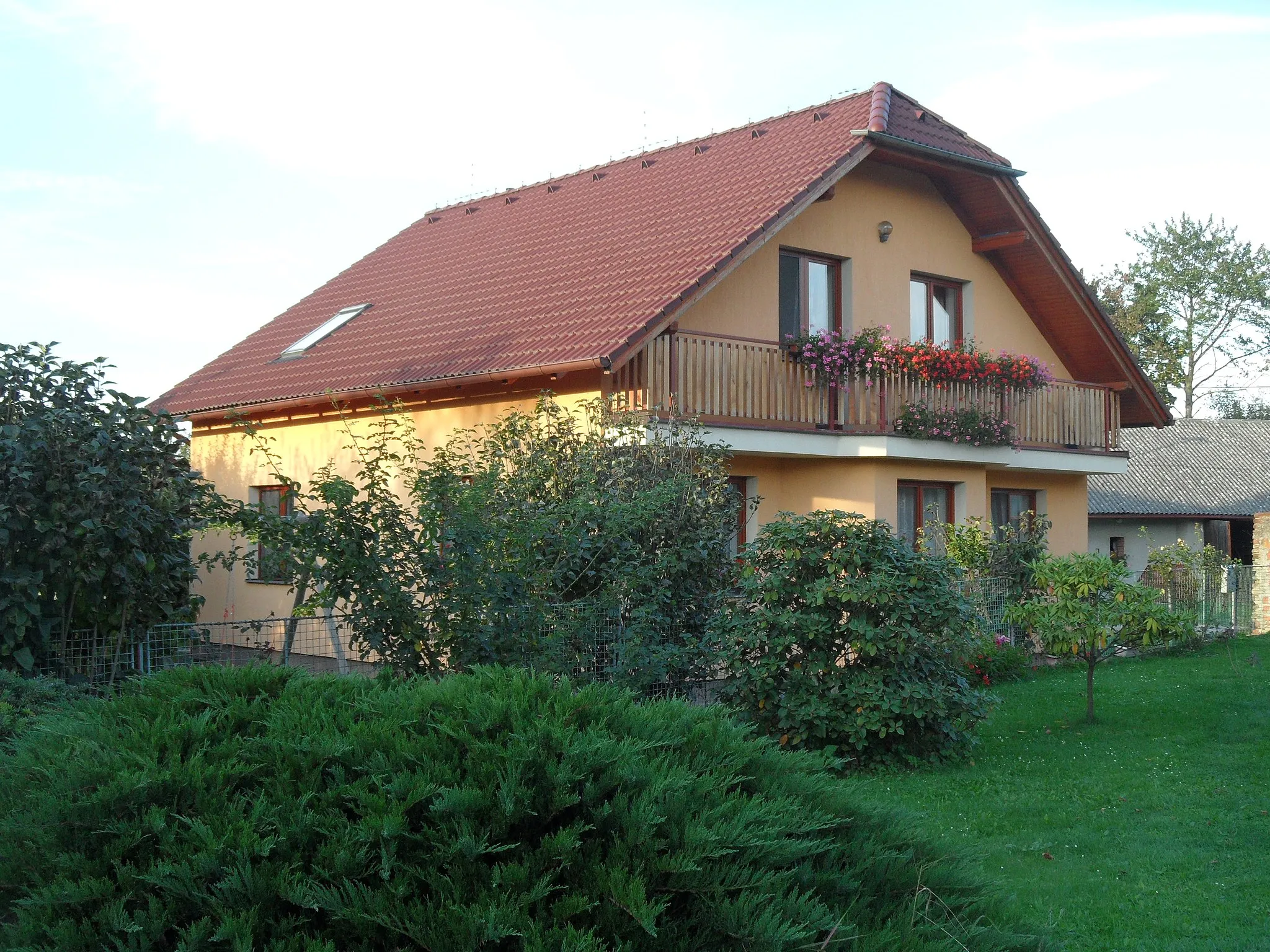 Photo showing: Miletín (Onomyšl) A. New Family House with Garden, Kutná Hora District, the Czech Republic.