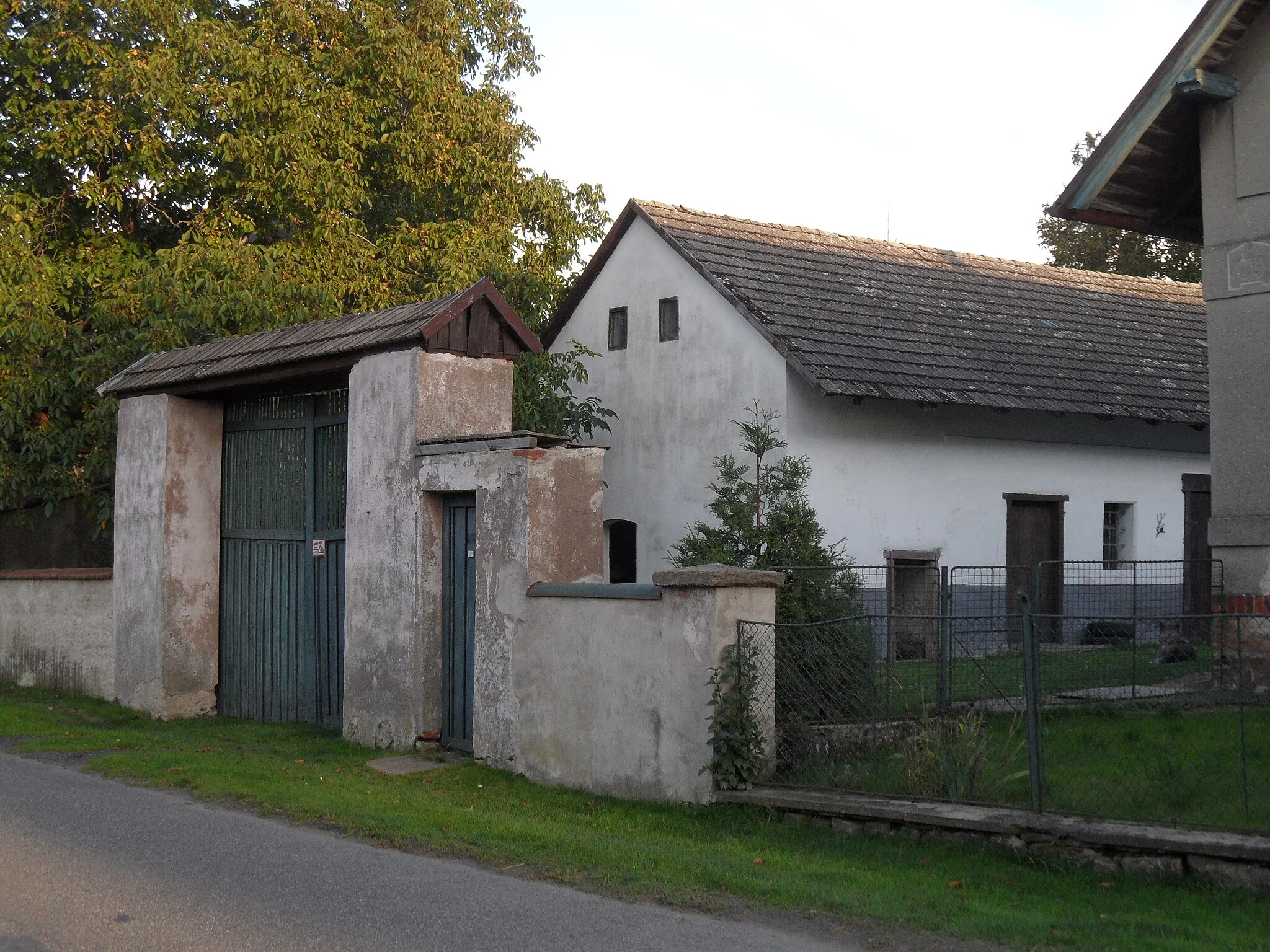 Photo showing: Miletín (Onomyšl) C. Older House with Gate, Kutná Hora District, the Czech Republic.