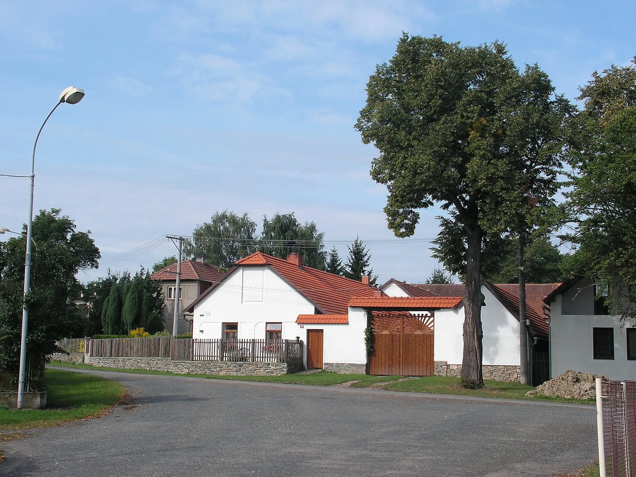 Photo showing: Pohled na část obce Hraběšín, která se nachází v okrese Kutná Hora.