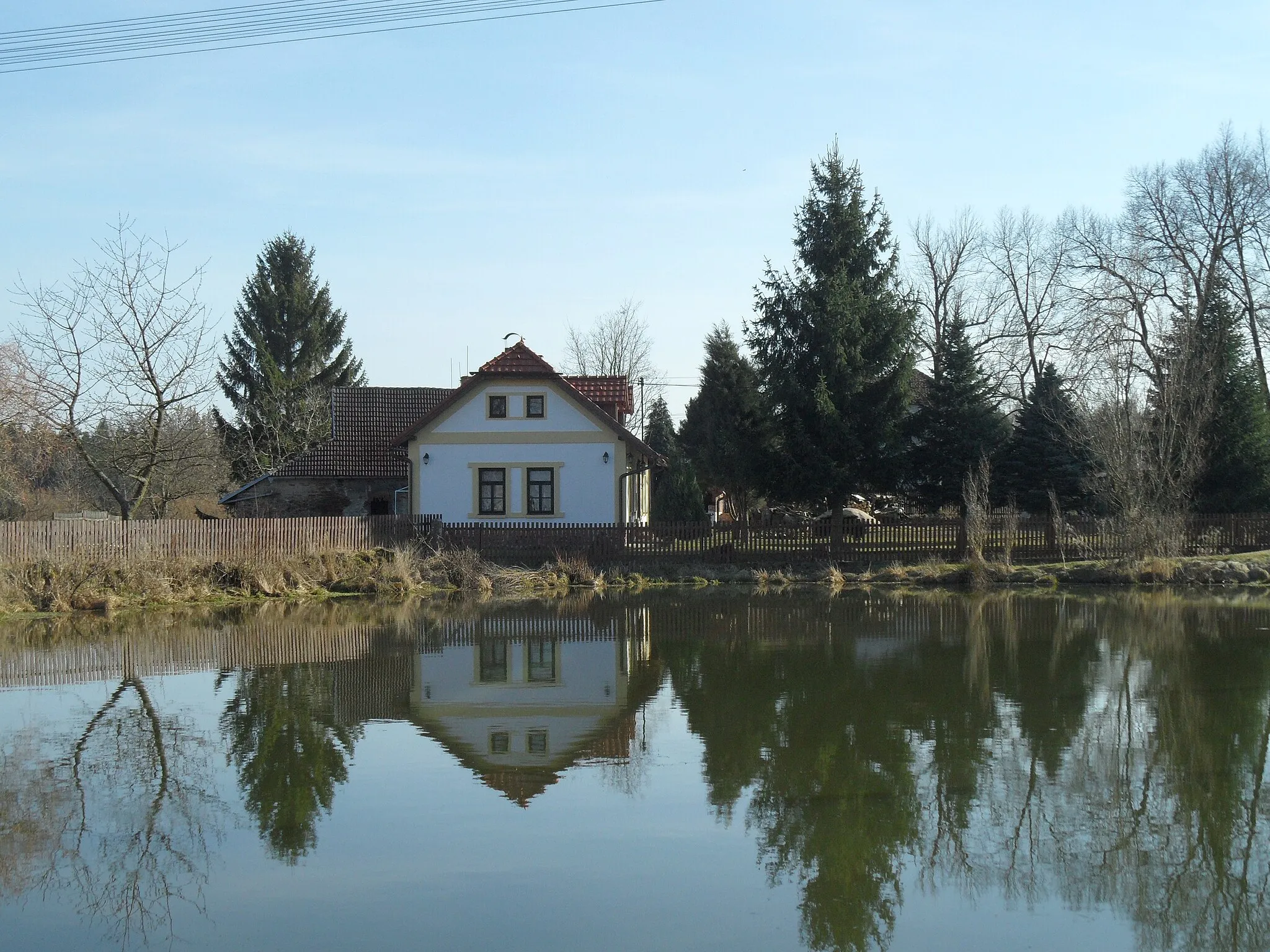 Photo showing: Dobrovítov B. House behind Small Pond. Kutná Hora District, the Czech Republic.