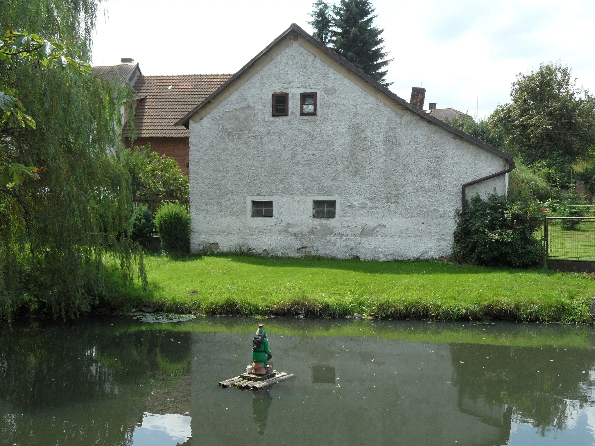 Photo showing: Chroustkov C. House behind Small Pond, Kutná Hora District, the Czech Republic.