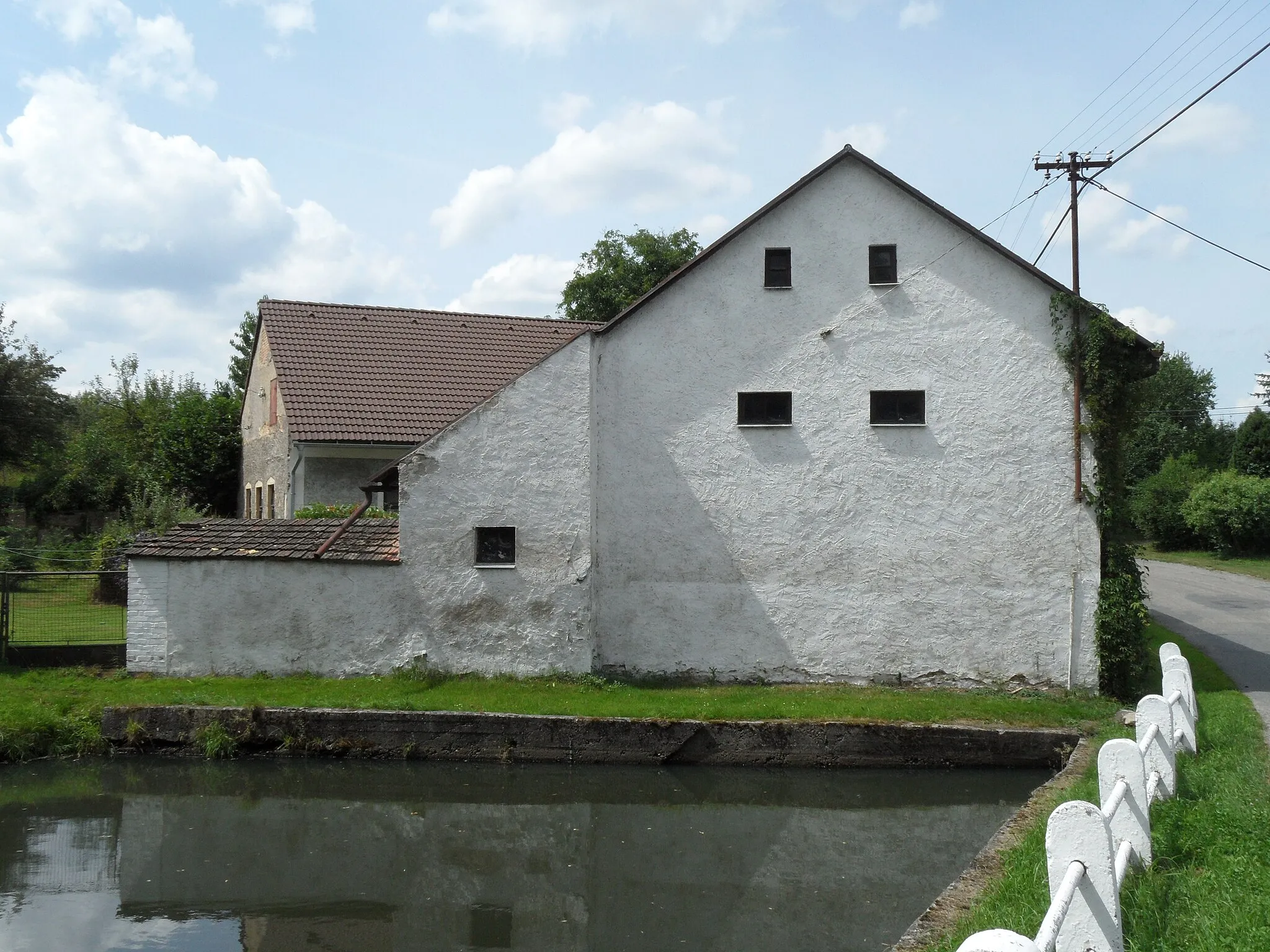 Photo showing: Chroustkov D. House behind Small Pond (Closer to Road), Kutná Hora District, the Czech Republic.