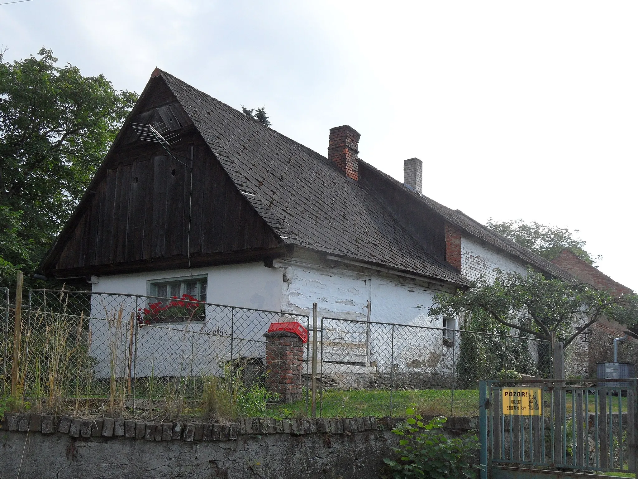 Photo showing: Kralice (Chlístovice) A. Old House, Village Square, Kutná Hora District, the Czech Republic.