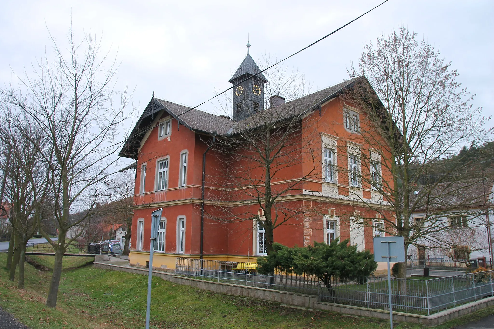 Photo showing: Želízy, school