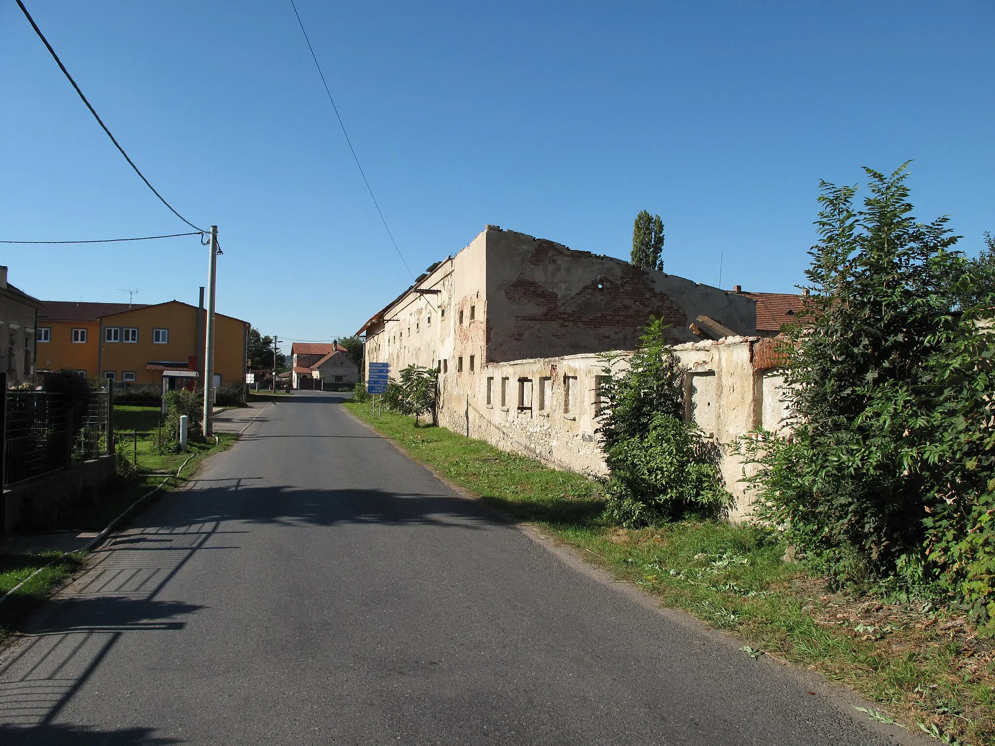 Photo showing: Farm and restaurant in Netřeba village, Mělník District, Czech Republic.