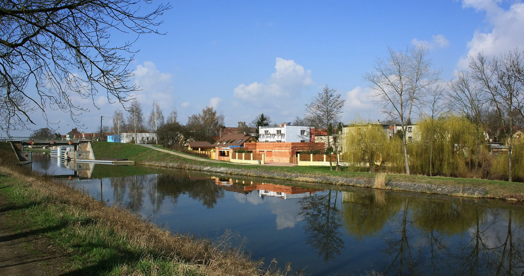 Photo showing: Vraňany (right) and Vltava-lateral channel (left), Mělník District. Central Bohemian Region, CZ