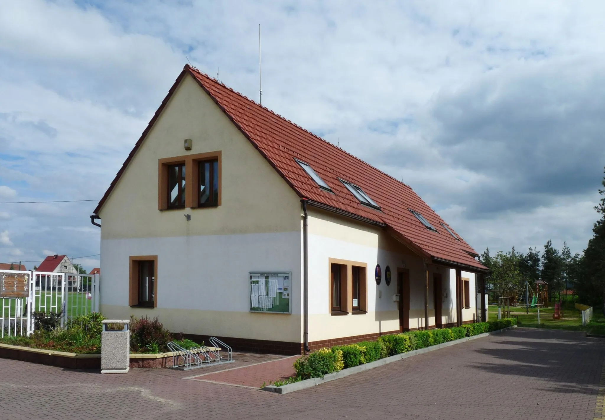 Photo showing: Minucipal office in the munucipality of Vojkovice, Mělník District, Czech Republic.