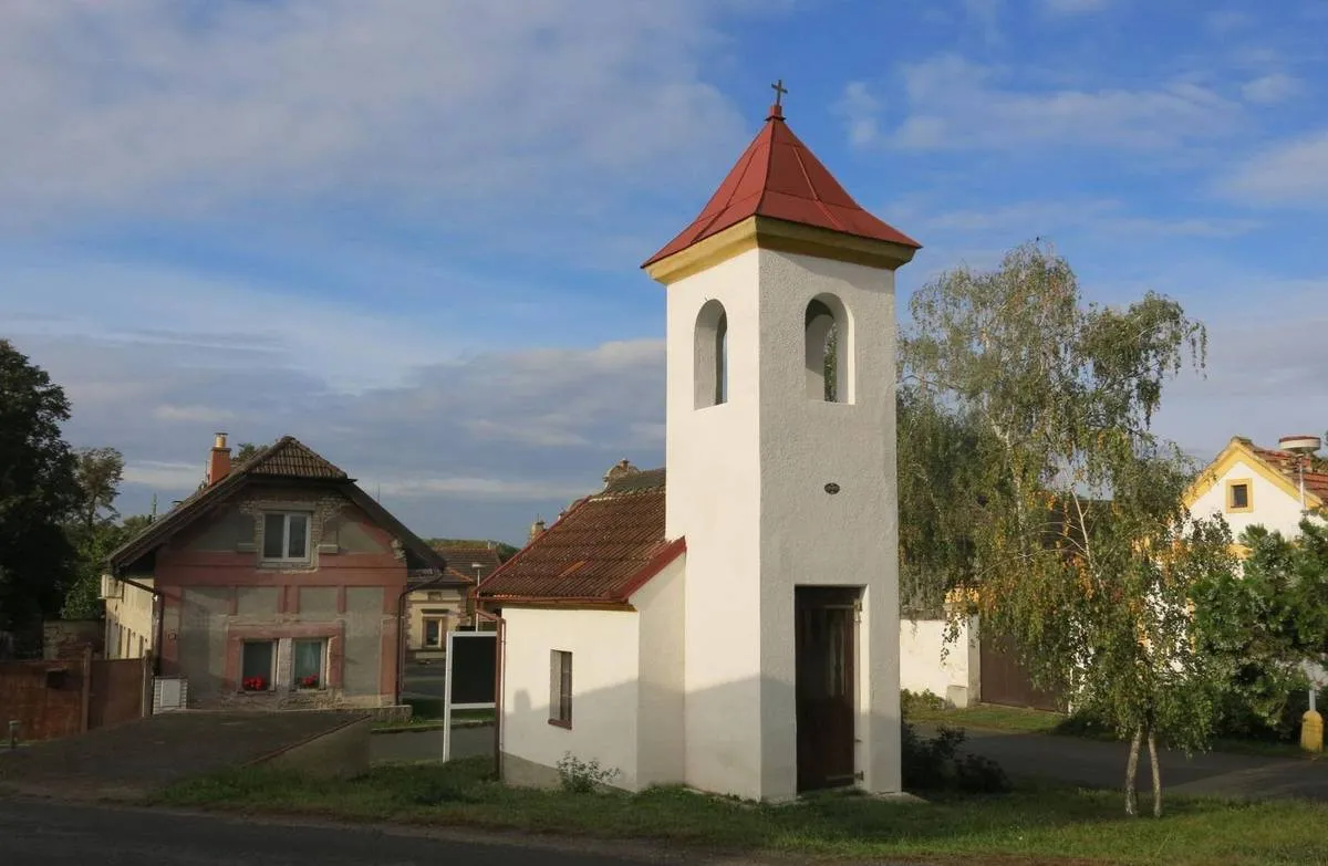 Photo showing: Chapel in Tišice in Mělník District – entry no. 29597.