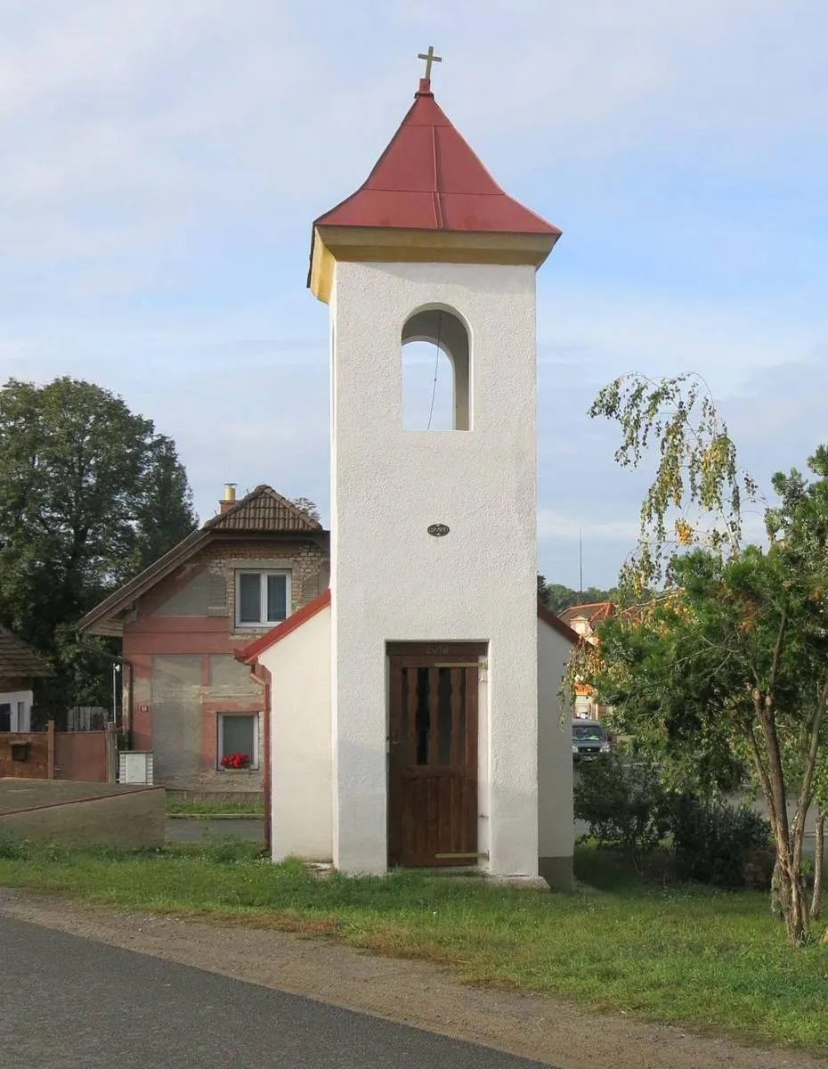 Photo showing: Chapel in Tišice in Mělník District – entry no. 29597.
